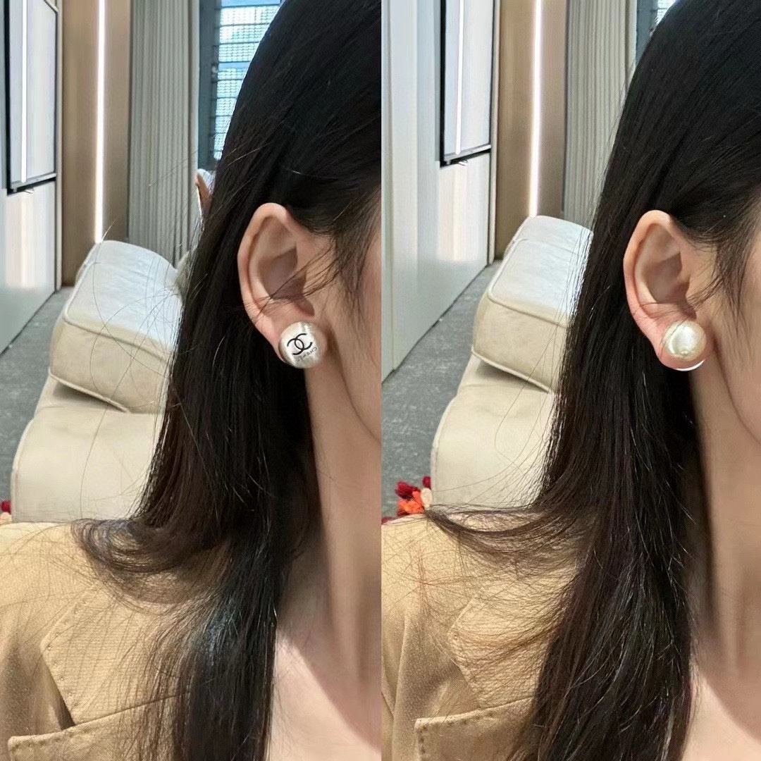 NO:111314,The exciting new model [Chanel Chanel] brushed and pearls with stud earrings can also be switched back and forth and back to wear very casually and has a very casual and high-end feel. The highest version on the market!  Chanel earrings must have the goddess of stud earrings, super slim face, personality and fashion, daily necessities, ladylike temperament, noble and famous temperament, simple and elegant versatile earrings 9.25 silver needles, jewelry quality, chanel, chanel, earrings19860909劲爆新款【Chanel香奈儿】拉丝和珍珠搭配耳钉还可以前后随意切换佩戴非常休闲和高级感市面最高版本！香奈儿耳钉女神必备 超级显脸瘦 有个性时尚 日常必备 淑女气质 高贵名媛气质 简约大气百搭款耳环9.25银针,饰品精品,chanel,chanel,earrings,Jewelry