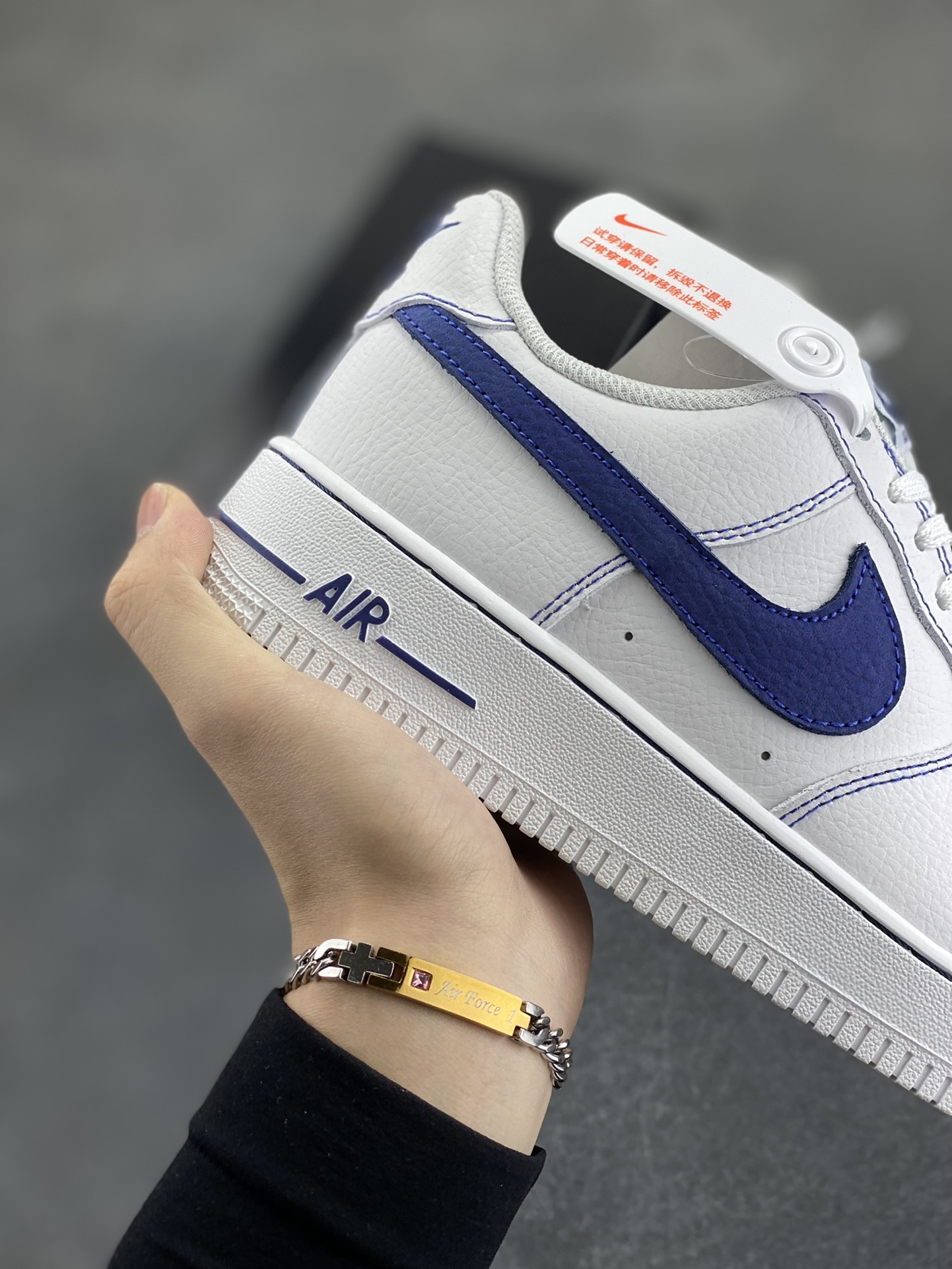 图片[6]-福利特价 Nike Air Force 1 Low 白蓝 原楦头原纸板 打造纯正空军版型 专注外贸渠道 全掌内置蜂窝气垫 原盒配件 原厂中底钢印、拉帮完美 货号：HQ2037-100 尺码：36 36.5 37.5 38 38.5 39 40 40.5 41 42 42.5 43 44 44.5 45-选品中心
