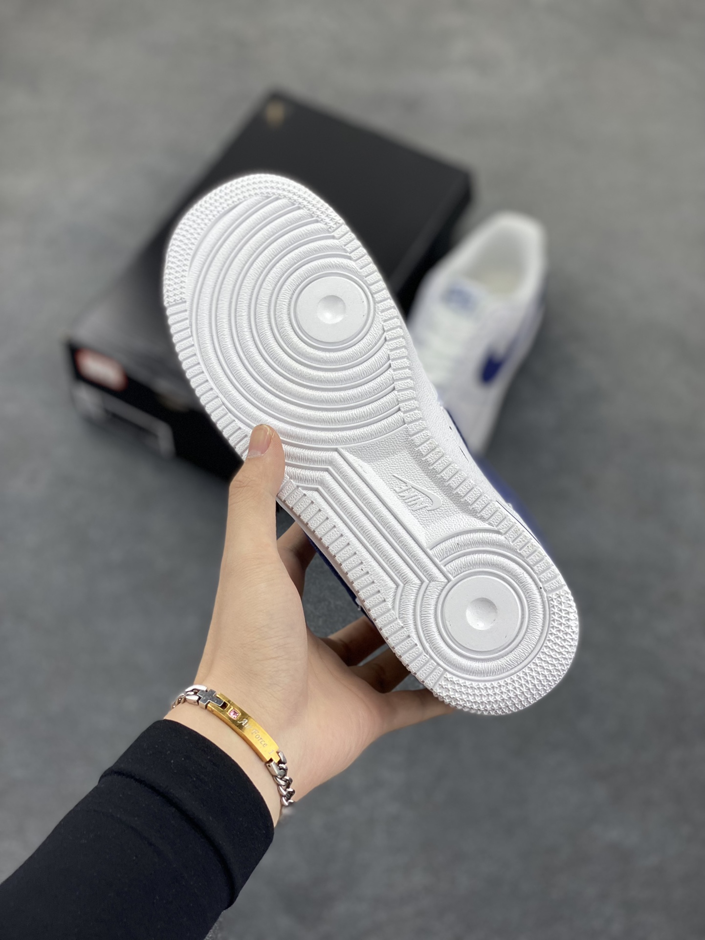 图片[5]-福利特价 Nike Air Force 1 Low 白蓝 原楦头原纸板 打造纯正空军版型 专注外贸渠道 全掌内置蜂窝气垫 原盒配件 原厂中底钢印、拉帮完美 货号：HQ2037-100 尺码：36 36.5 37.5 38 38.5 39 40 40.5 41 42 42.5 43 44 44.5 45-选品中心