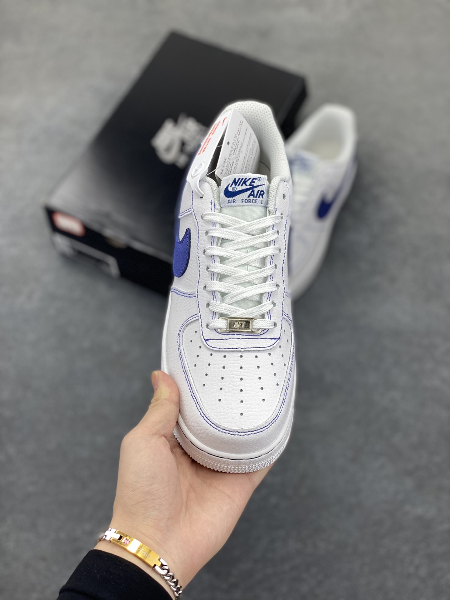 图片[2]-福利特价 Nike Air Force 1 Low 白蓝 原楦头原纸板 打造纯正空军版型 专注外贸渠道 全掌内置蜂窝气垫 原盒配件 原厂中底钢印、拉帮完美 货号：HQ2037-100 尺码：36 36.5 37.5 38 38.5 39 40 40.5 41 42 42.5 43 44 44.5 45-选品中心
