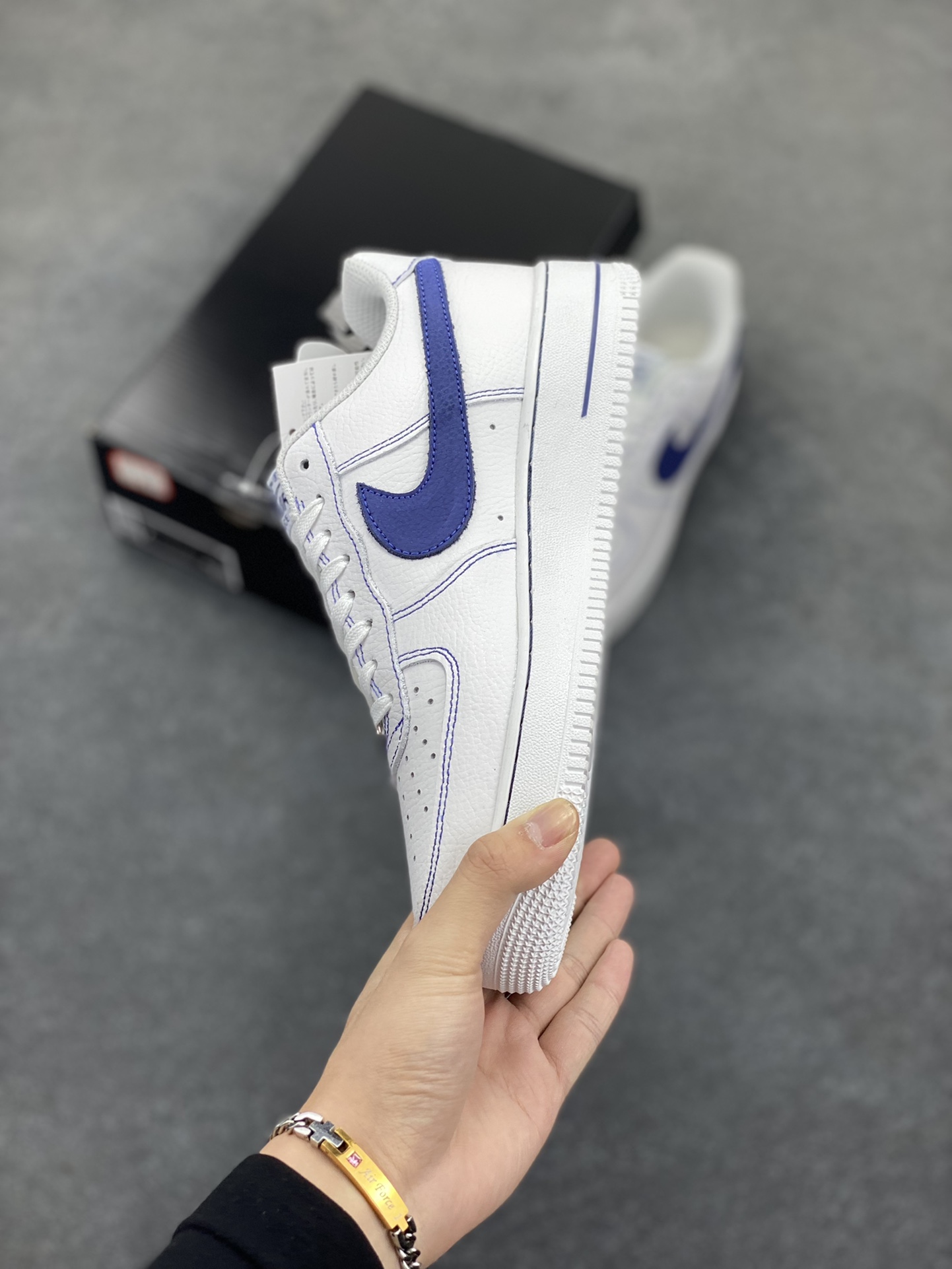 图片[3]-福利特价 Nike Air Force 1 Low 白蓝 原楦头原纸板 打造纯正空军版型 专注外贸渠道 全掌内置蜂窝气垫 原盒配件 原厂中底钢印、拉帮完美 货号：HQ2037-100 尺码：36 36.5 37.5 38 38.5 39 40 40.5 41 42 42.5 43 44 44.5 45-选品中心
