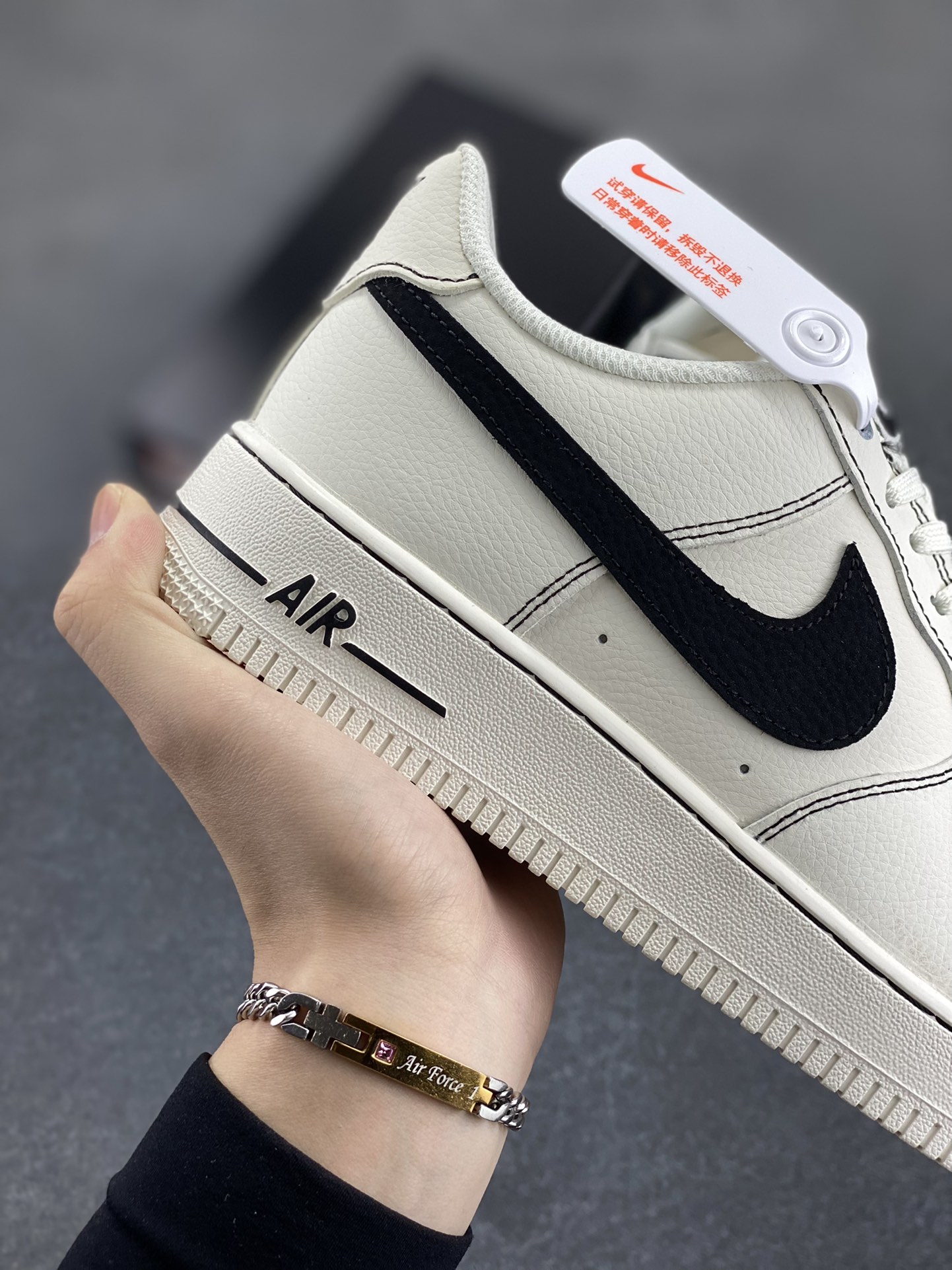 图片[6]-福利特价 Nike Air Force 1 Low 白黑 原楦头原纸板 打造纯正空军版型 专注外贸渠道 全掌内置蜂窝气垫 原盒配件 原厂中底钢印、拉帮完美 货号：HQ2037-200 尺码：36 36.5 37.5 38 38.5 39 40 40.5 41 42 42.5 43 44 44.5 45-选品中心