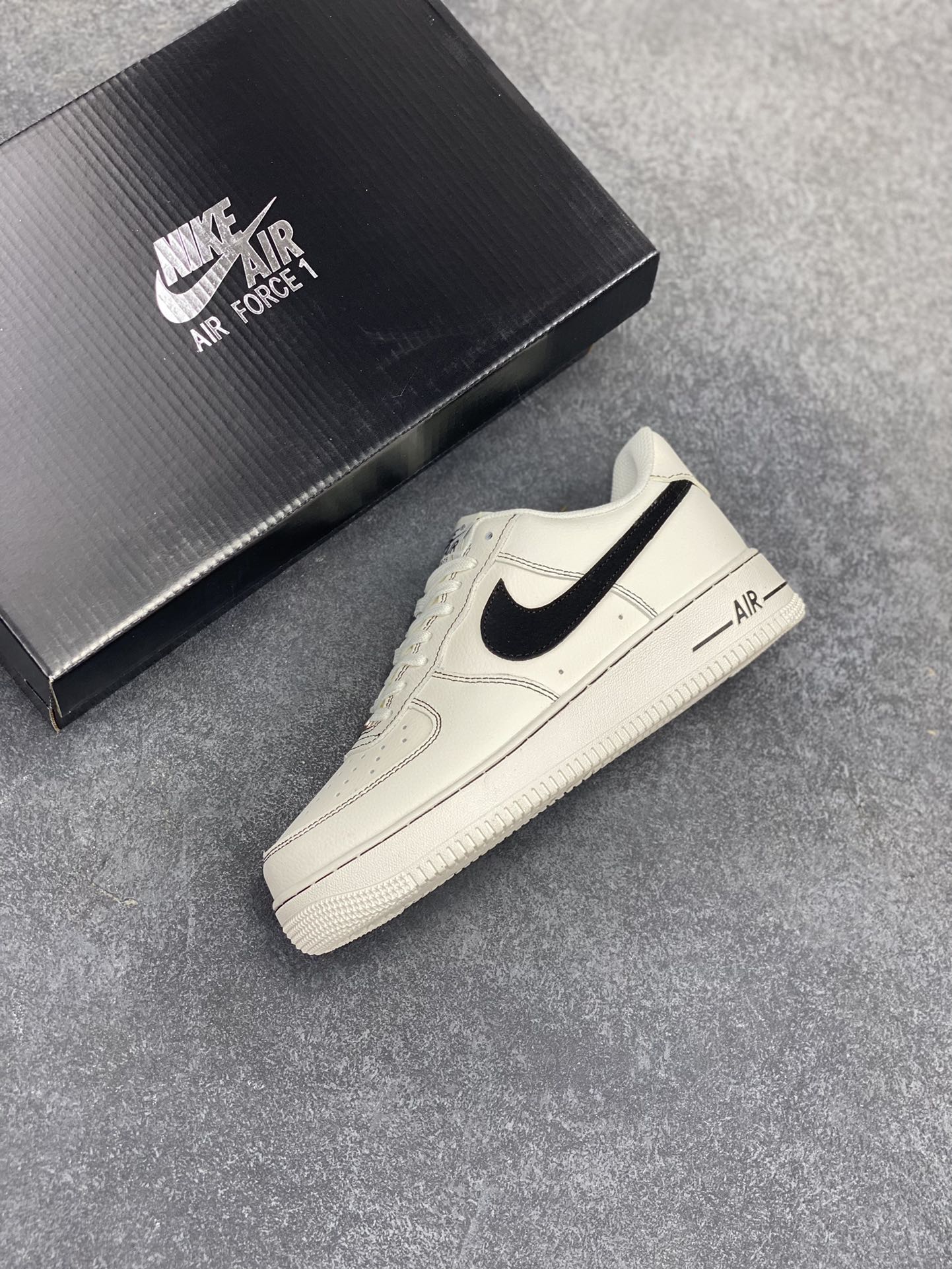 图片[7]-福利特价 Nike Air Force 1 Low 白黑 原楦头原纸板 打造纯正空军版型 专注外贸渠道 全掌内置蜂窝气垫 原盒配件 原厂中底钢印、拉帮完美 货号：HQ2037-200 尺码：36 36.5 37.5 38 38.5 39 40 40.5 41 42 42.5 43 44 44.5 45-选品中心
