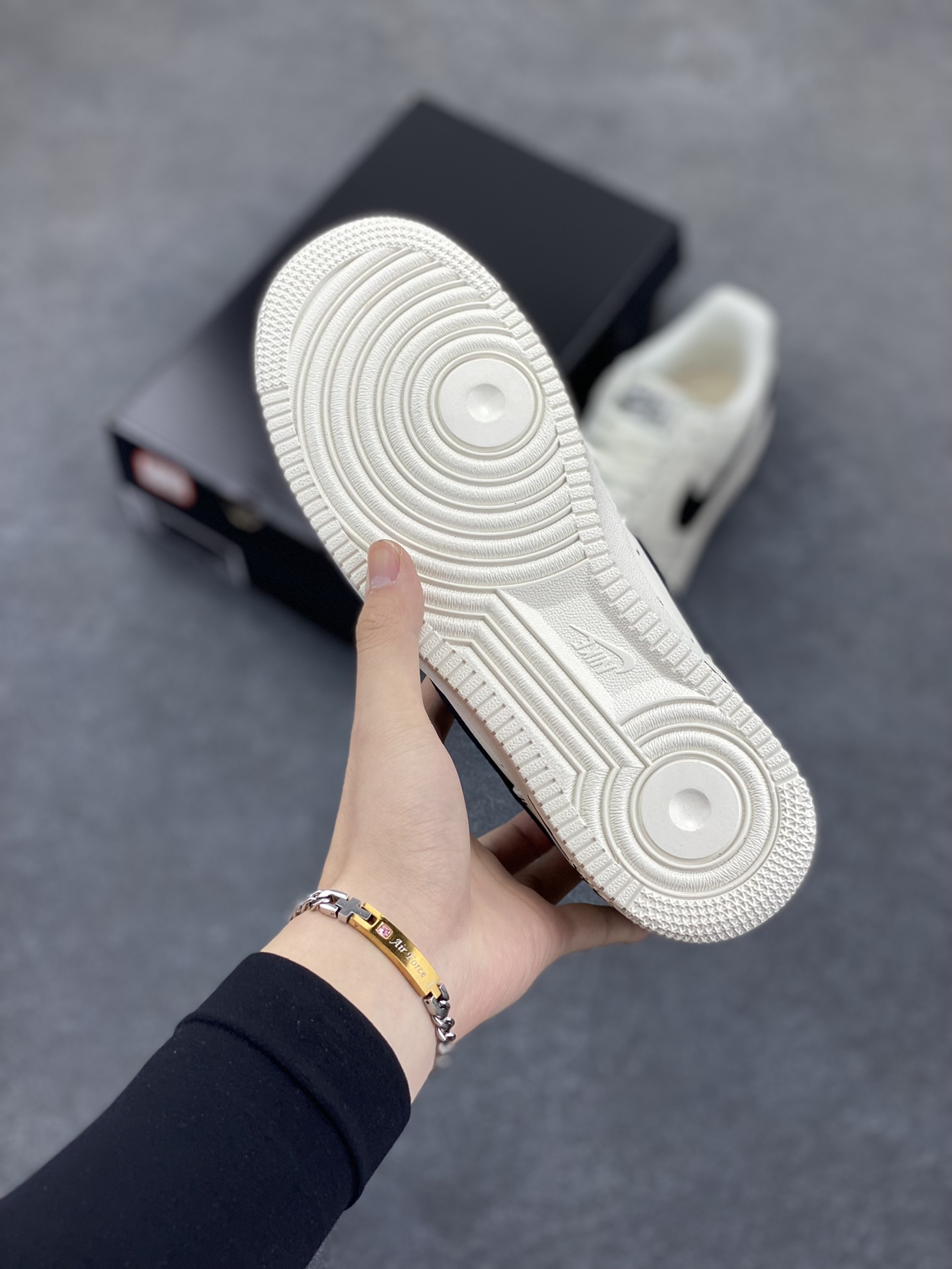 图片[5]-福利特价 Nike Air Force 1 Low 白黑 原楦头原纸板 打造纯正空军版型 专注外贸渠道 全掌内置蜂窝气垫 原盒配件 原厂中底钢印、拉帮完美 货号：HQ2037-200 尺码：36 36.5 37.5 38 38.5 39 40 40.5 41 42 42.5 43 44 44.5 45-选品中心