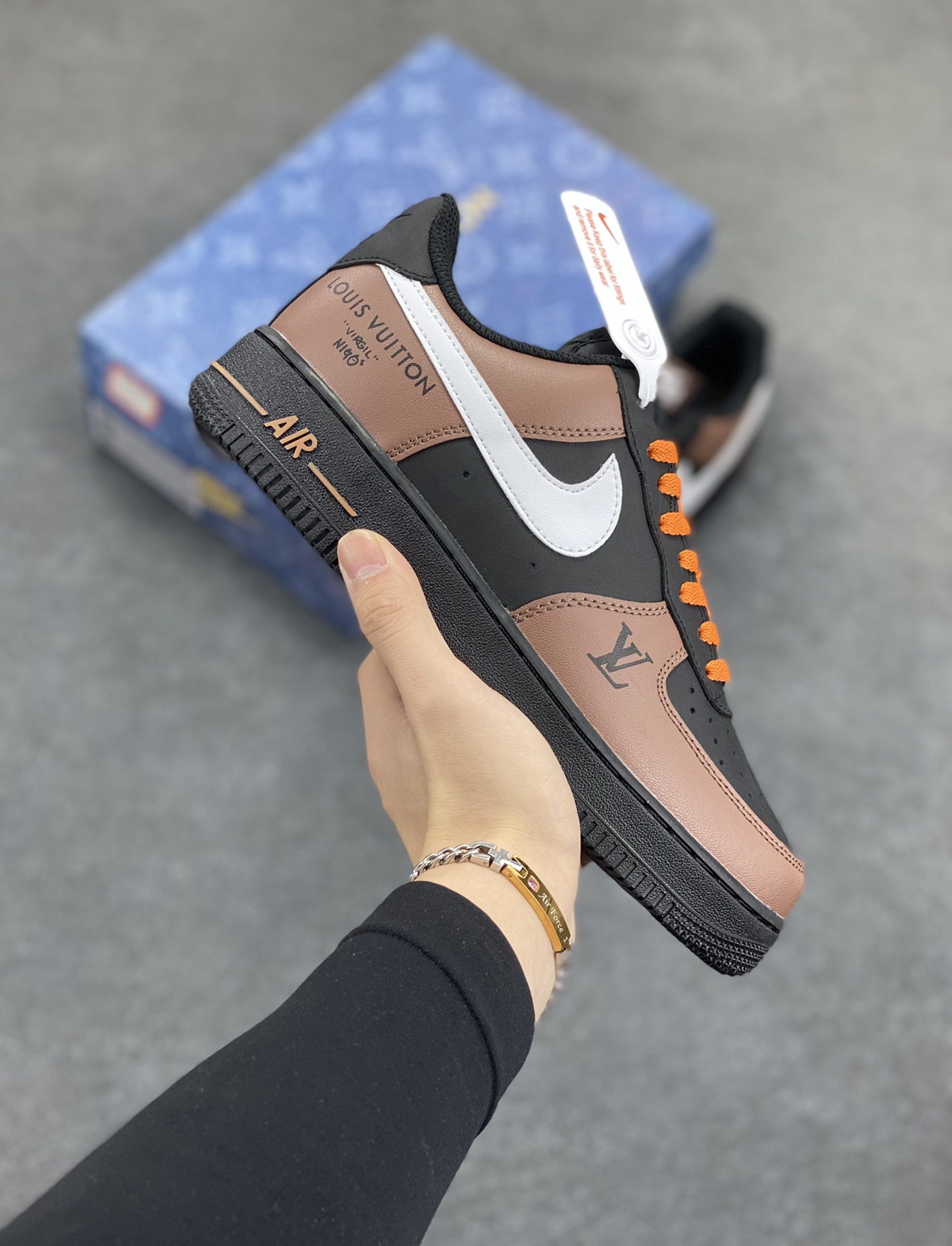 Nike Air Force 1 Low 空军一号低帮百搭休闲运动板鞋。柔软、弹性十足的缓震性能和出色的中底设计,横跨复古与现代的外型结合,造就出风靡全球三十多年的Force 1,直到今天还深受青睐。 货号:808788-624 尺码:36 36.5 37.5 38 38.5 39 40 40.5 41 42 42.5 43 44 44.5 45-选品中心