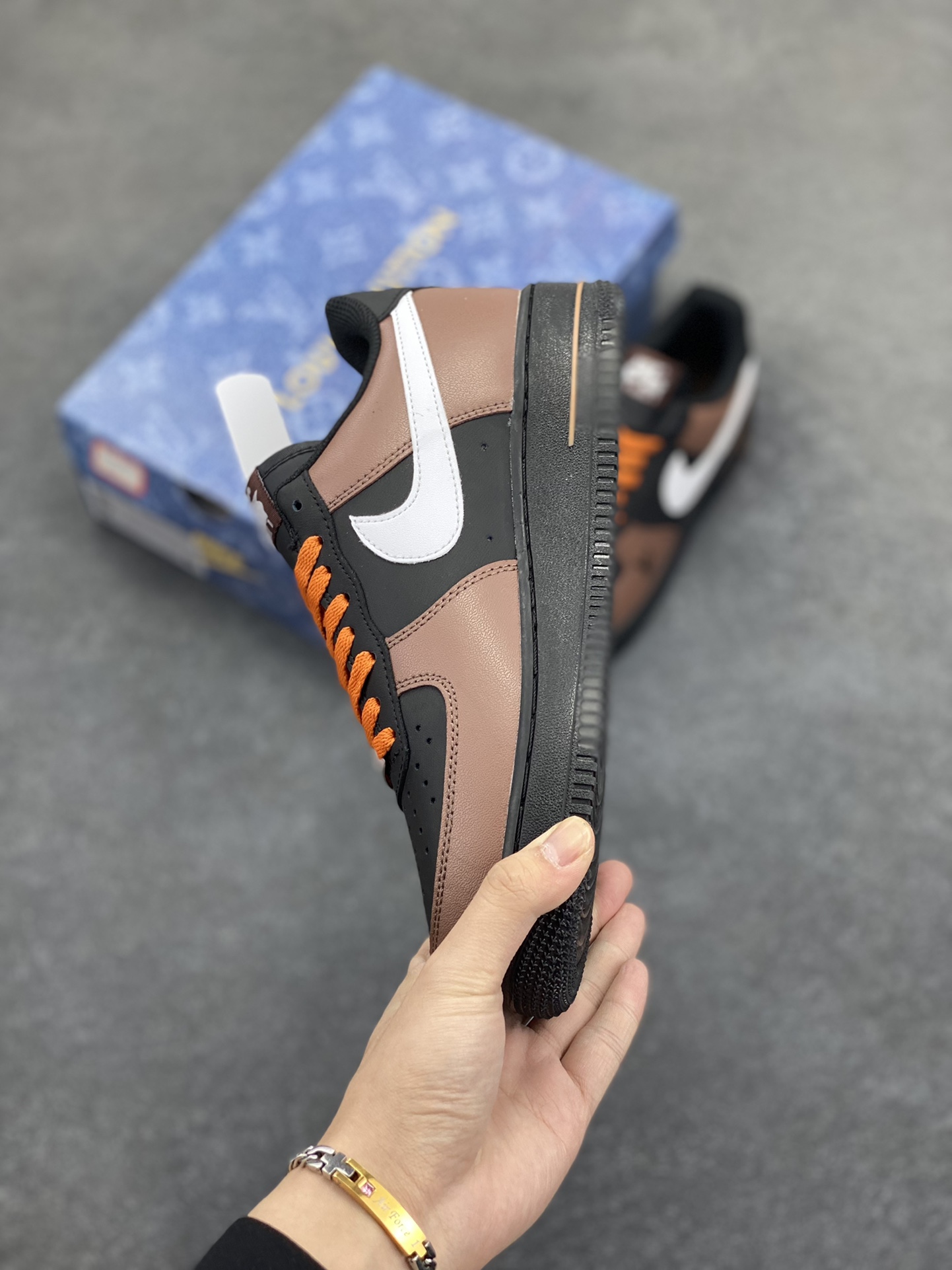 图片[3]-Nike Air Force 1 Low 空军一号低帮百搭休闲运动板鞋。柔软、弹性十足的缓震性能和出色的中底设计，横跨复古与现代的外型结合，造就出风靡全球三十多年的Force 1，直到今天还深受青睐。 货号：808788-624 尺码：36 36.5 37.5 38 38.5 39 40 40.5 41 42 42.5 43 44 44.5 45-选品中心