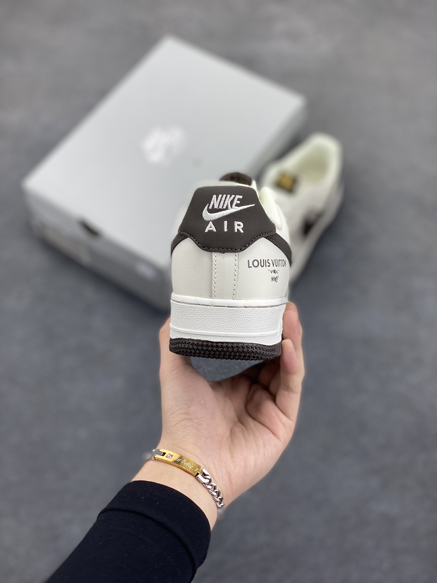 图片[4]-Nike Air Force 1 Low 空军一号低帮百搭休闲运动板鞋。柔软、弹性十足的缓震性能和出色的中底设计，横跨复古与现代的外型结合，造就出风靡全球三十多年的Force 1，直到今天还深受青睐。 货号：HX5123-108 尺码：36 36.5 37.5 38 38.5 39 40 40.5 41 42 42.5 43 44 44.5 45-选品中心