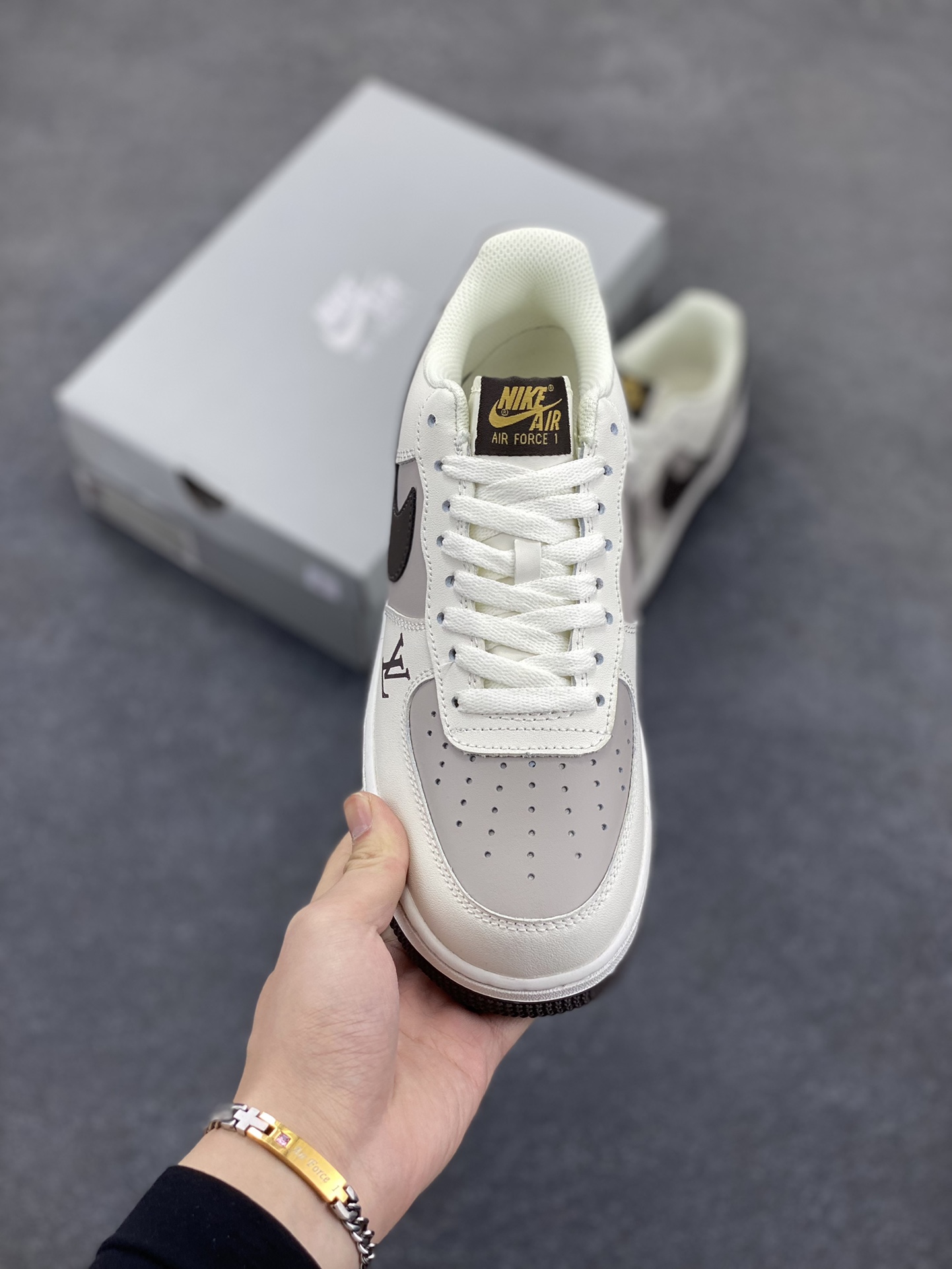 图片[2]-Nike Air Force 1 Low 空军一号低帮百搭休闲运动板鞋。柔软、弹性十足的缓震性能和出色的中底设计，横跨复古与现代的外型结合，造就出风靡全球三十多年的Force 1，直到今天还深受青睐。 货号：HX5123-108 尺码：36 36.5 37.5 38 38.5 39 40 40.5 41 42 42.5 43 44 44.5 45-选品中心