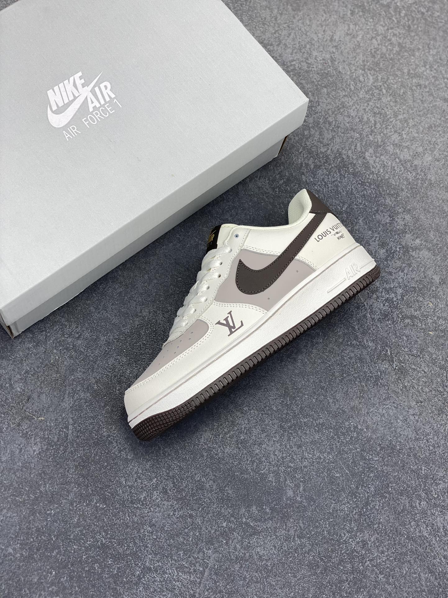 图片[7]-Nike Air Force 1 Low 空军一号低帮百搭休闲运动板鞋。柔软、弹性十足的缓震性能和出色的中底设计，横跨复古与现代的外型结合，造就出风靡全球三十多年的Force 1，直到今天还深受青睐。 货号：HX5123-108 尺码：36 36.5 37.5 38 38.5 39 40 40.5 41 42 42.5 43 44 44.5 45-选品中心