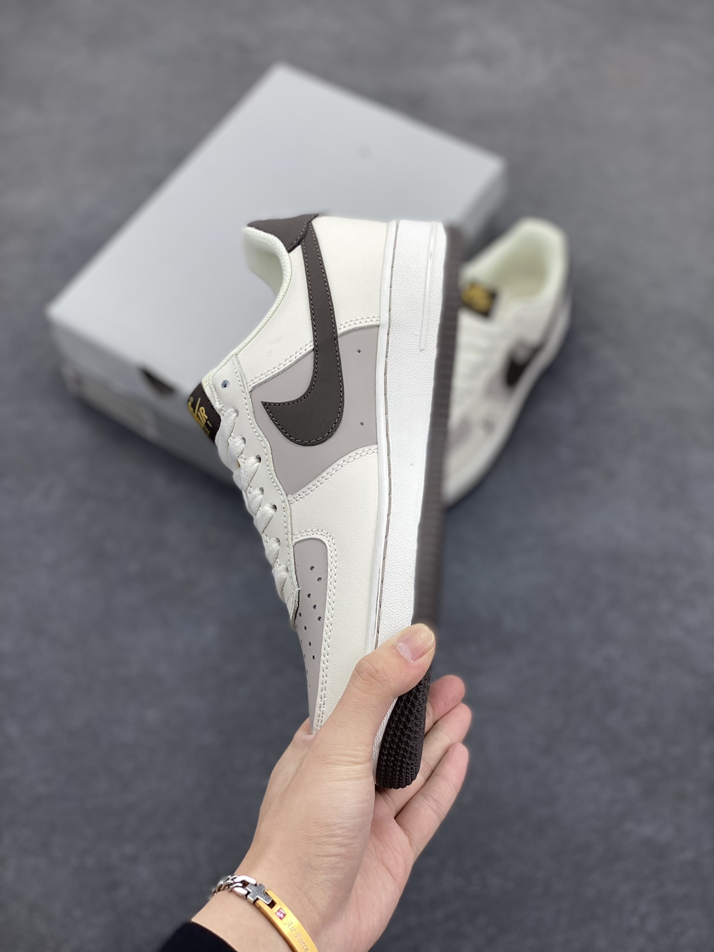 图片[3]-Nike Air Force 1 Low 空军一号低帮百搭休闲运动板鞋。柔软、弹性十足的缓震性能和出色的中底设计，横跨复古与现代的外型结合，造就出风靡全球三十多年的Force 1，直到今天还深受青睐。 货号：HX5123-108 尺码：36 36.5 37.5 38 38.5 39 40 40.5 41 42 42.5 43 44 44.5 45-选品中心