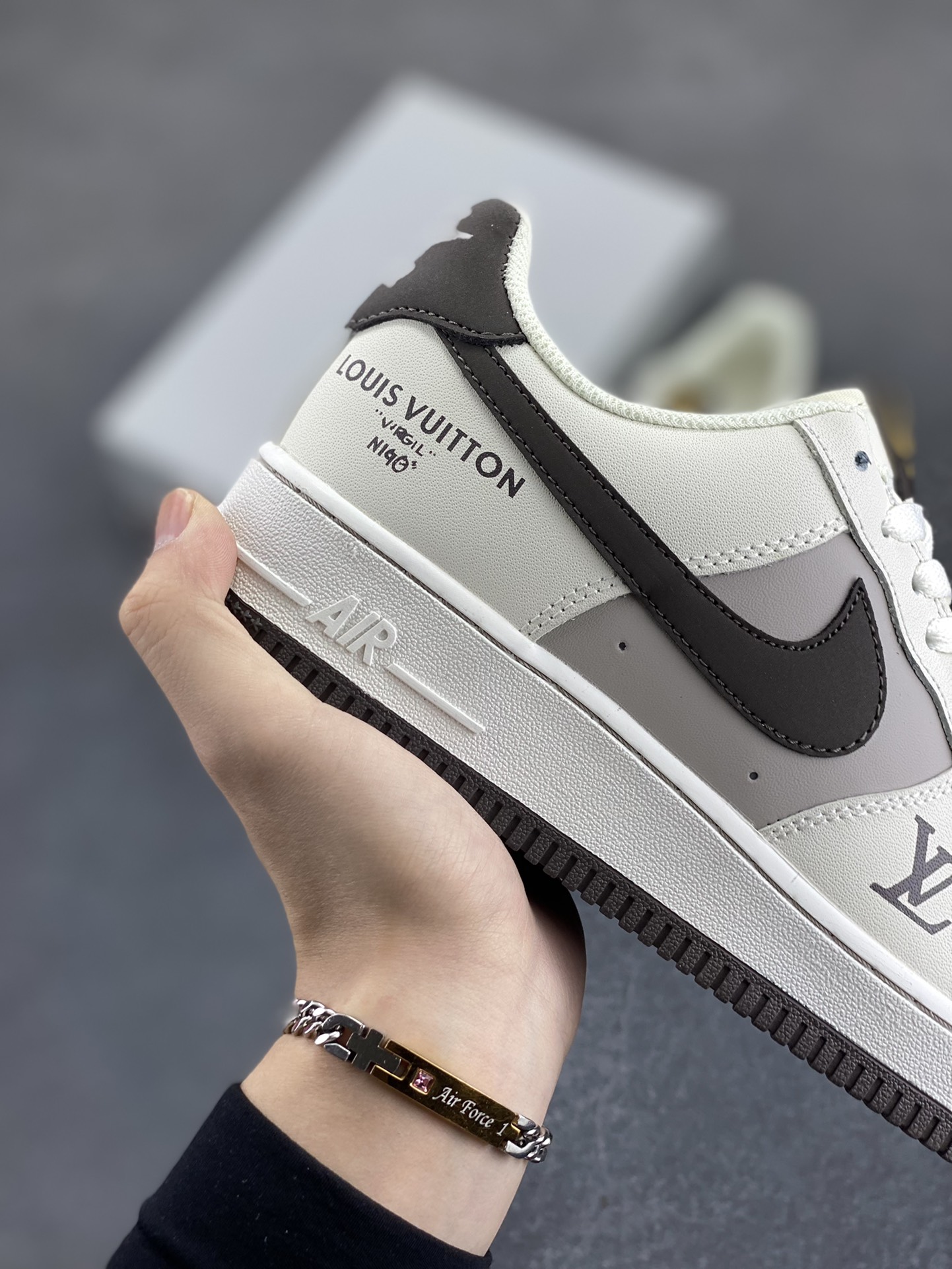 图片[6]-Nike Air Force 1 Low 空军一号低帮百搭休闲运动板鞋。柔软、弹性十足的缓震性能和出色的中底设计，横跨复古与现代的外型结合，造就出风靡全球三十多年的Force 1，直到今天还深受青睐。 货号：HX5123-108 尺码：36 36.5 37.5 38 38.5 39 40 40.5 41 42 42.5 43 44 44.5 45-选品中心