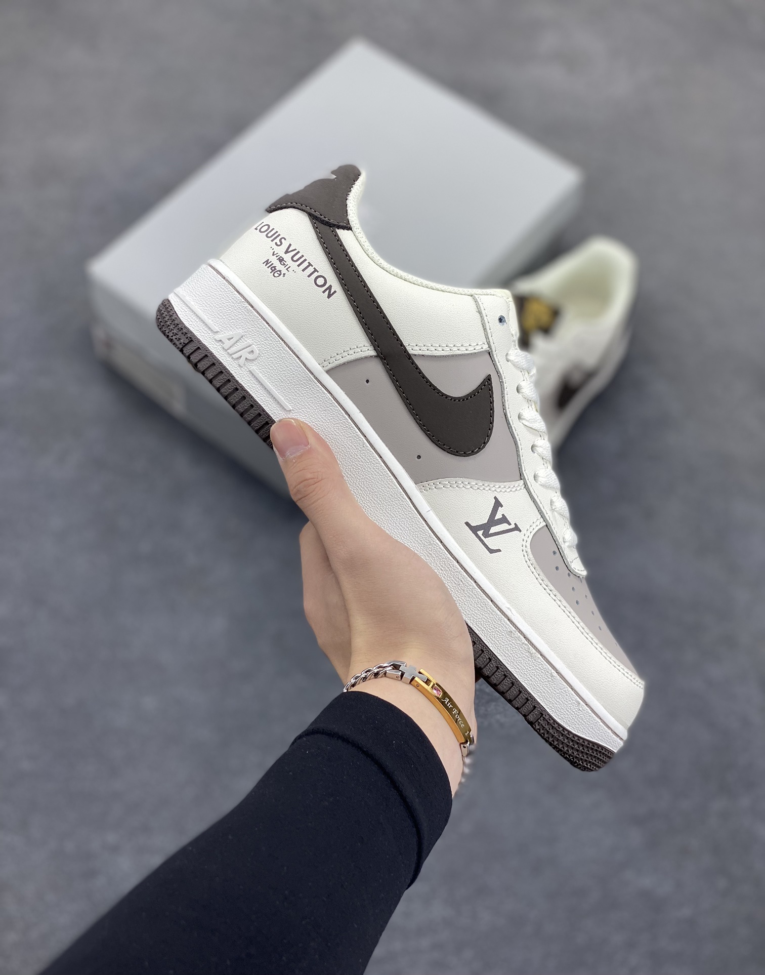 Nike Air Force 1 Low 空军一号低帮百搭休闲运动板鞋。柔软、弹性十足的缓震性能和出色的中底设计，横跨复古与现代的外型结合，造就出风靡全球三十多年的Force 1，直到今天还深受青睐。 货号：HX5123-108 尺码：36 36.5 37.5 38 38.5 39 40 40.5 41 42 42.5 43 44 44.5 45-选品中心