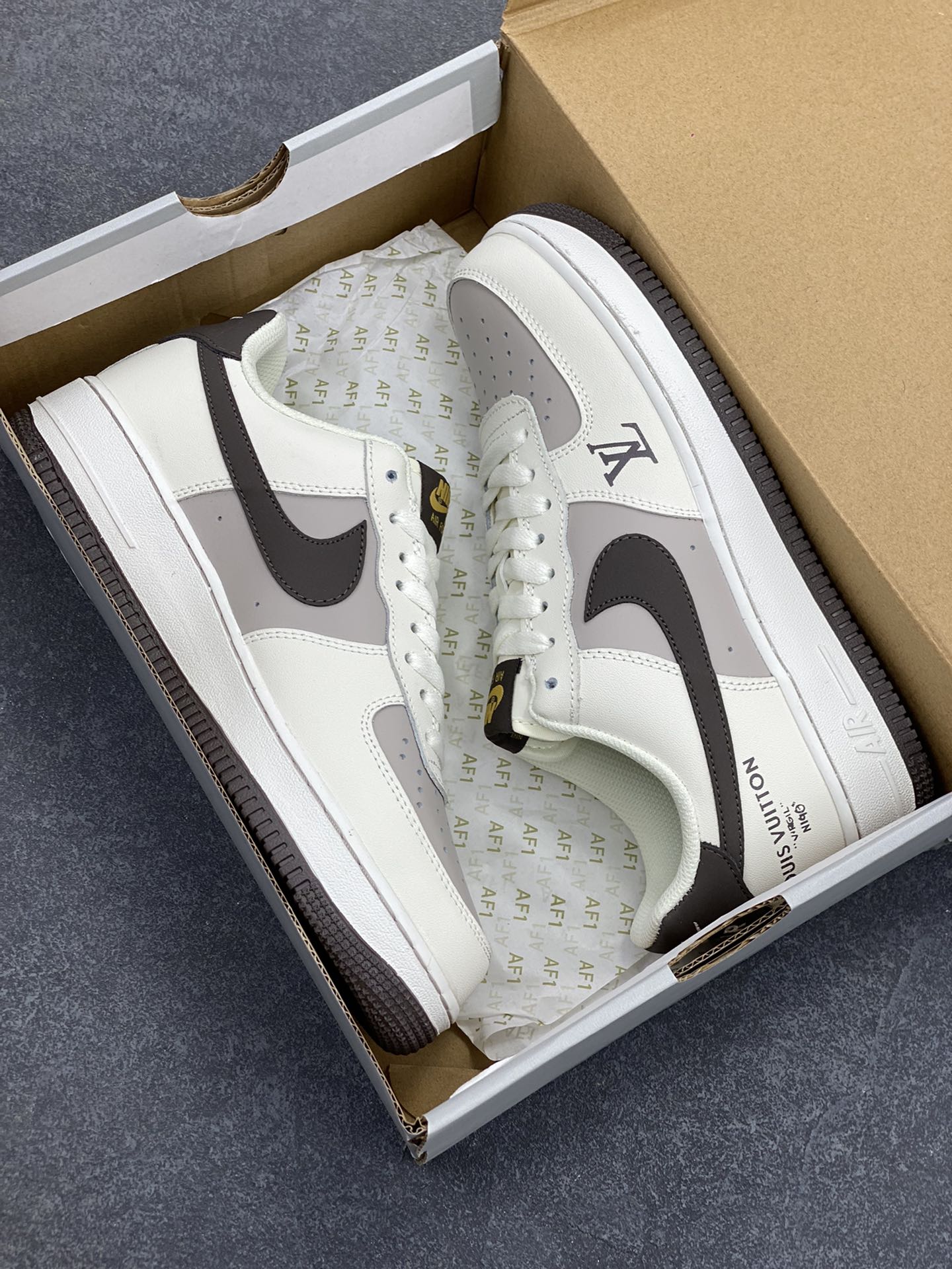 图片[9]-Nike Air Force 1 Low 空军一号低帮百搭休闲运动板鞋。柔软、弹性十足的缓震性能和出色的中底设计，横跨复古与现代的外型结合，造就出风靡全球三十多年的Force 1，直到今天还深受青睐。 货号：HX5123-108 尺码：36 36.5 37.5 38 38.5 39 40 40.5 41 42 42.5 43 44 44.5 45-选品中心