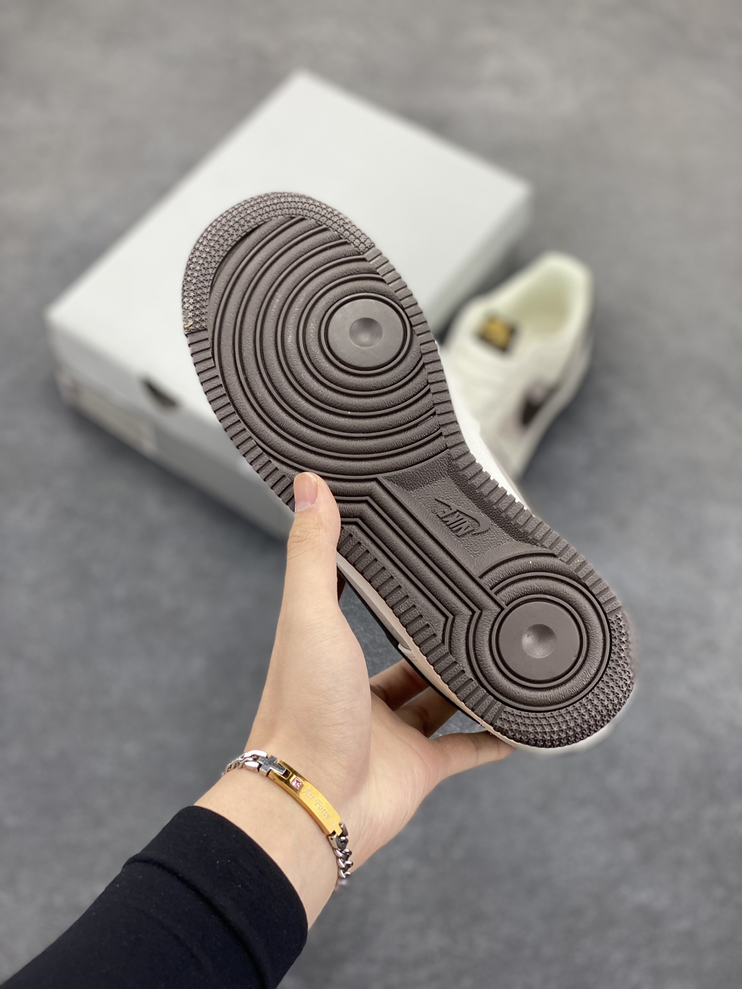 图片[5]-Nike Air Force 1 Low 空军一号低帮百搭休闲运动板鞋。柔软、弹性十足的缓震性能和出色的中底设计，横跨复古与现代的外型结合，造就出风靡全球三十多年的Force 1，直到今天还深受青睐。 货号：HX5123-108 尺码：36 36.5 37.5 38 38.5 39 40 40.5 41 42 42.5 43 44 44.5 45-选品中心