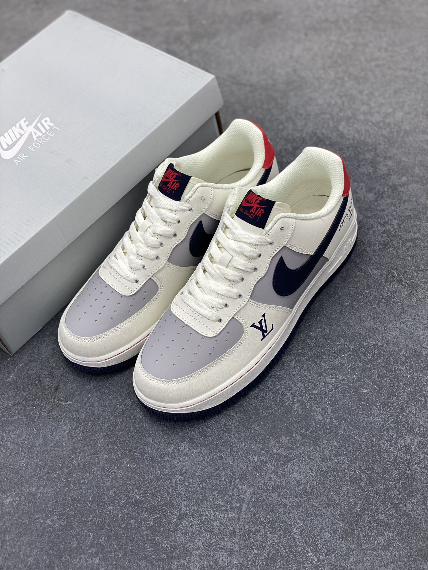 图片[8]-Nike Air Force 1 Low 空军一号低帮百搭休闲运动板鞋。柔软、弹性十足的缓震性能和出色的中底设计，横跨复古与现代的外型结合，造就出风靡全球三十多年的Force 1，直到今天还深受青睐。 货号：HX5123-109 尺码：36 36.5 37.5 38 38.5 39 40 40.5 41 42 42.5 43 44 44.5 45-选品中心