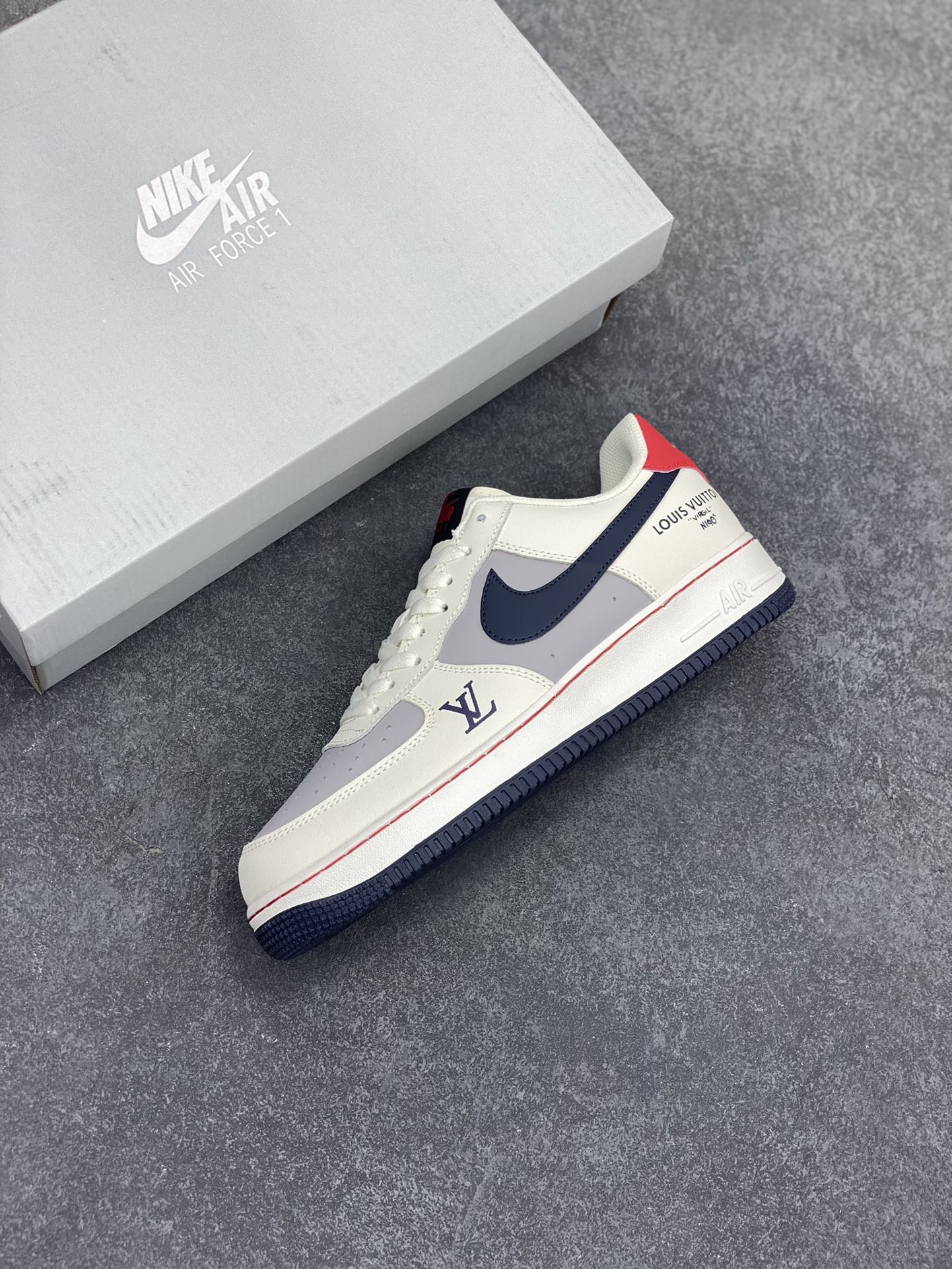 图片[7]-Nike Air Force 1 Low 空军一号低帮百搭休闲运动板鞋。柔软、弹性十足的缓震性能和出色的中底设计，横跨复古与现代的外型结合，造就出风靡全球三十多年的Force 1，直到今天还深受青睐。 货号：HX5123-109 尺码：36 36.5 37.5 38 38.5 39 40 40.5 41 42 42.5 43 44 44.5 45-选品中心