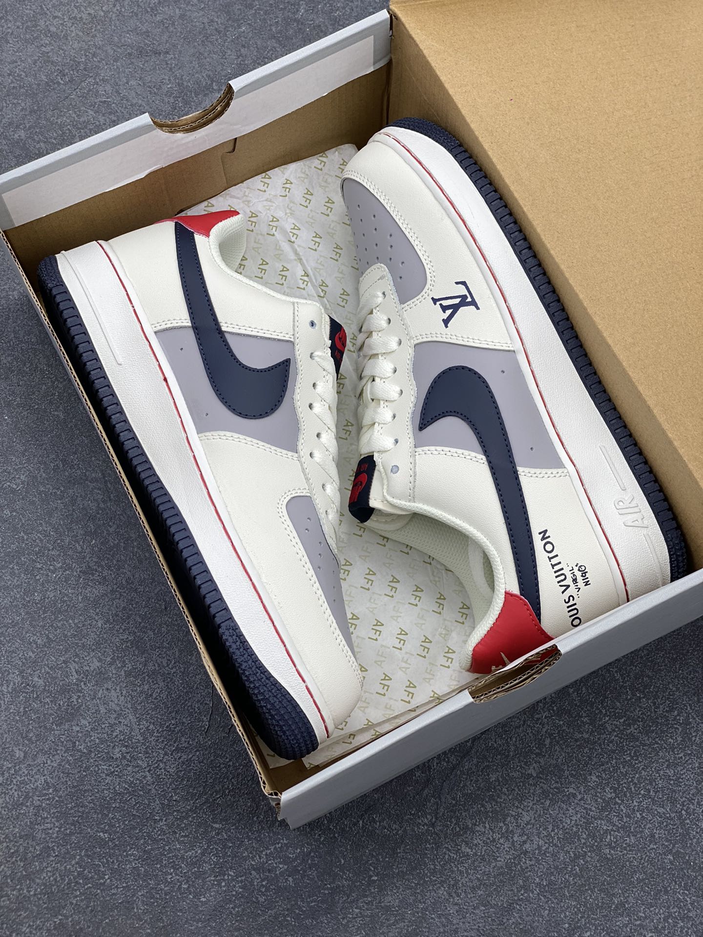 图片[9]-Nike Air Force 1 Low 空军一号低帮百搭休闲运动板鞋。柔软、弹性十足的缓震性能和出色的中底设计，横跨复古与现代的外型结合，造就出风靡全球三十多年的Force 1，直到今天还深受青睐。 货号：HX5123-109 尺码：36 36.5 37.5 38 38.5 39 40 40.5 41 42 42.5 43 44 44.5 45-选品中心