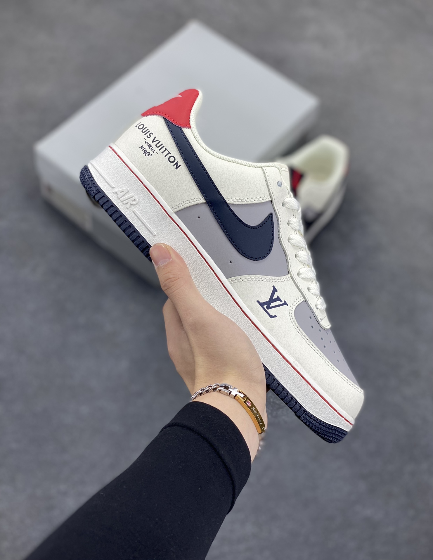 Nike Air Force 1 Low 空军一号低帮百搭休闲运动板鞋。柔软、弹性十足的缓震性能和出色的中底设计,横跨复古与现代的外型结合,造就出风靡全球三十多年的Force 1,直到今天还深受青睐。 货号:HX5123-109 尺码:36 36.5 37.5 38 38.5 39 40 40.5 41 42 42.5 43 44 44.5 45-选品中心