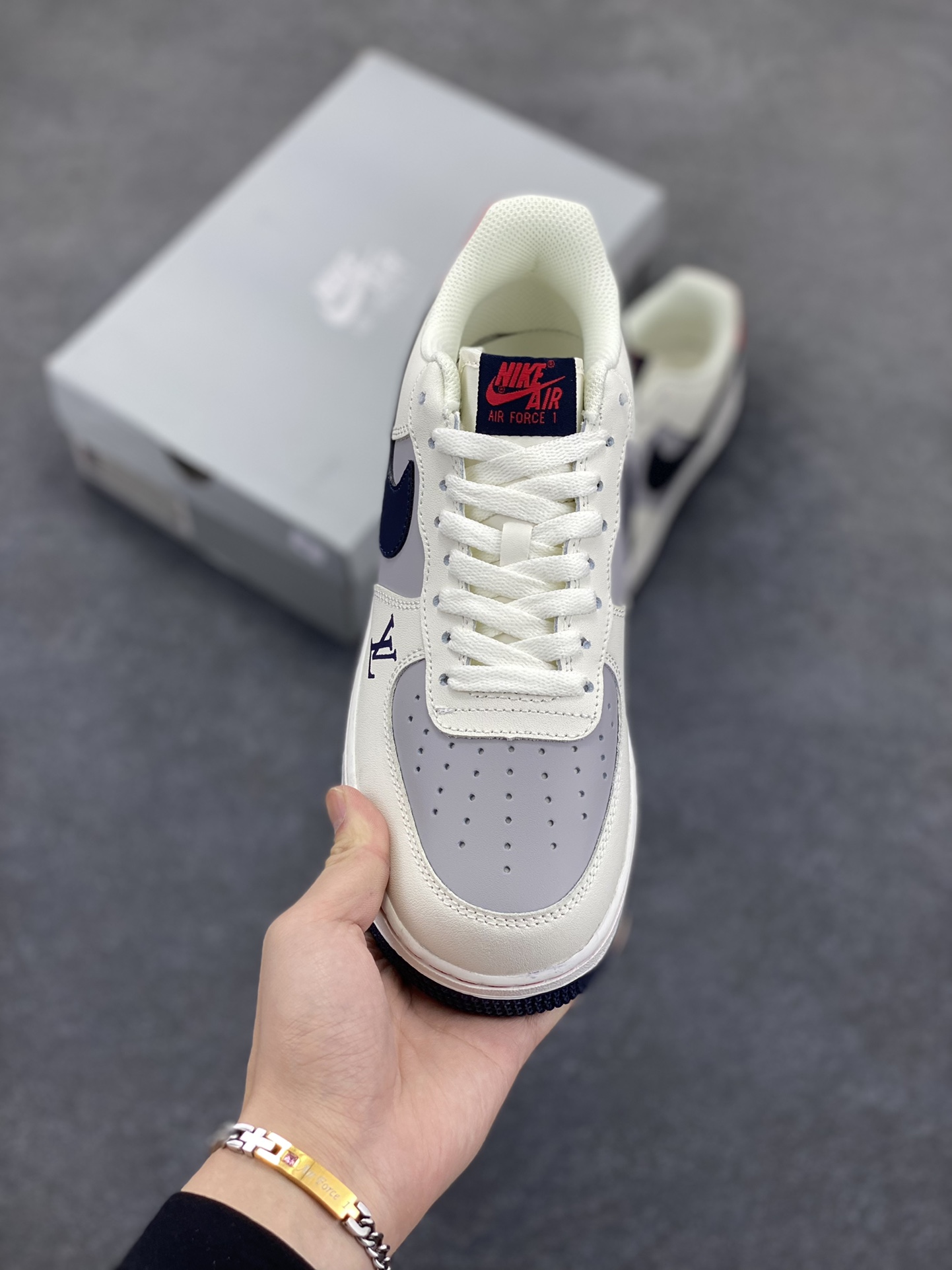 图片[2]-Nike Air Force 1 Low 空军一号低帮百搭休闲运动板鞋。柔软、弹性十足的缓震性能和出色的中底设计，横跨复古与现代的外型结合，造就出风靡全球三十多年的Force 1，直到今天还深受青睐。 货号：HX5123-109 尺码：36 36.5 37.5 38 38.5 39 40 40.5 41 42 42.5 43 44 44.5 45-选品中心