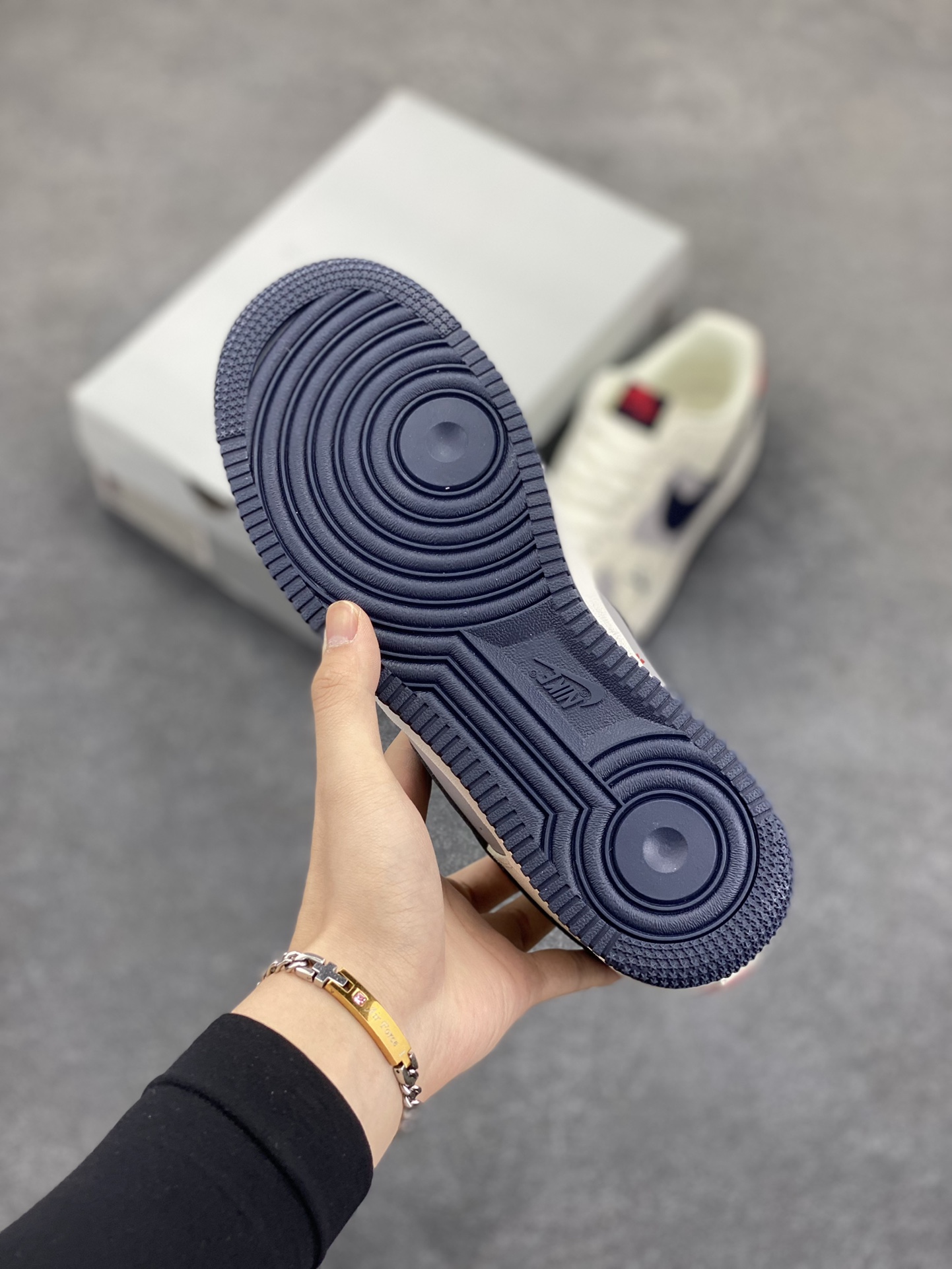图片[5]-Nike Air Force 1 Low 空军一号低帮百搭休闲运动板鞋。柔软、弹性十足的缓震性能和出色的中底设计，横跨复古与现代的外型结合，造就出风靡全球三十多年的Force 1，直到今天还深受青睐。 货号：HX5123-109 尺码：36 36.5 37.5 38 38.5 39 40 40.5 41 42 42.5 43 44 44.5 45-选品中心