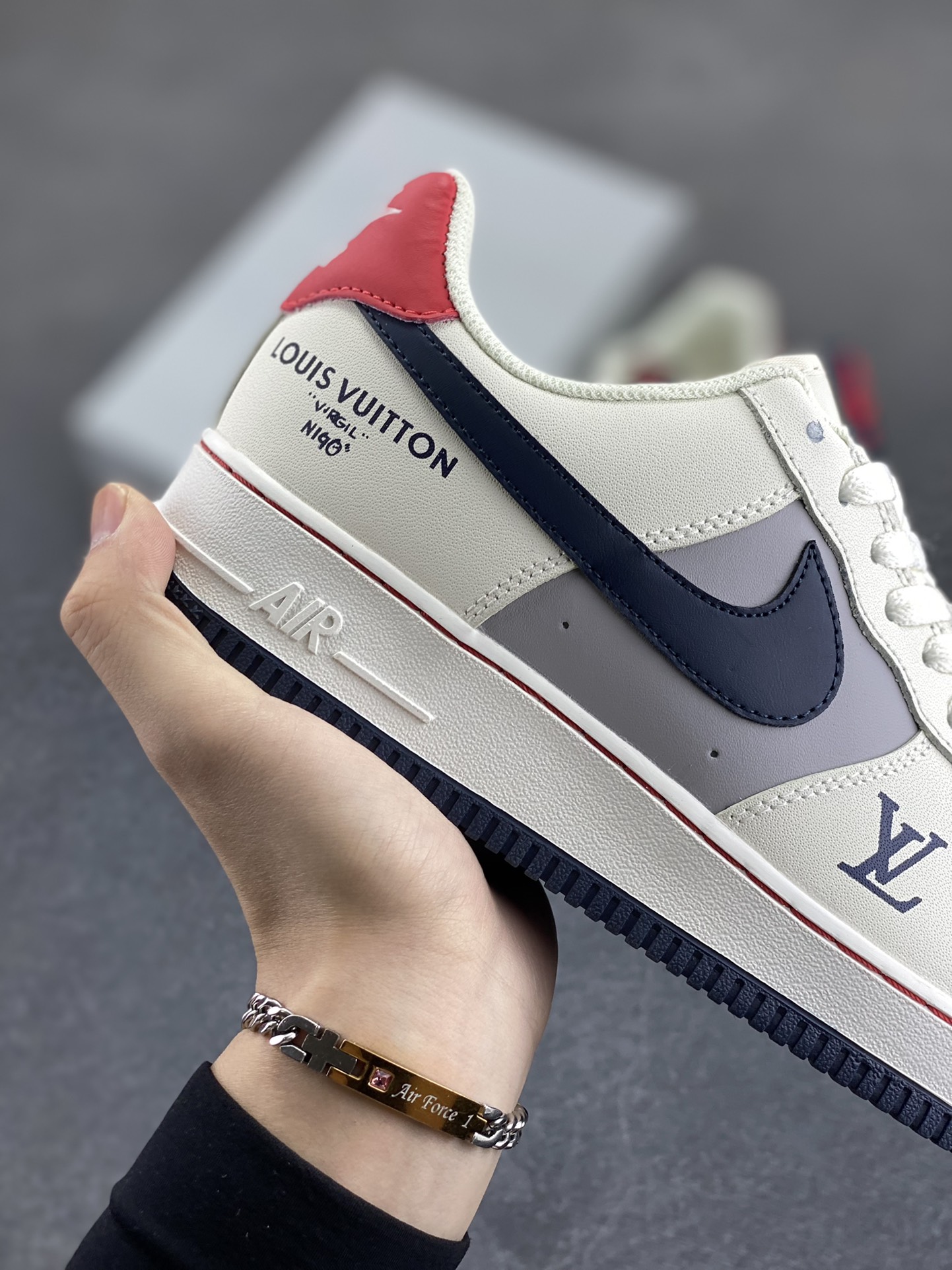 图片[6]-Nike Air Force 1 Low 空军一号低帮百搭休闲运动板鞋。柔软、弹性十足的缓震性能和出色的中底设计，横跨复古与现代的外型结合，造就出风靡全球三十多年的Force 1，直到今天还深受青睐。 货号：HX5123-109 尺码：36 36.5 37.5 38 38.5 39 40 40.5 41 42 42.5 43 44 44.5 45-选品中心