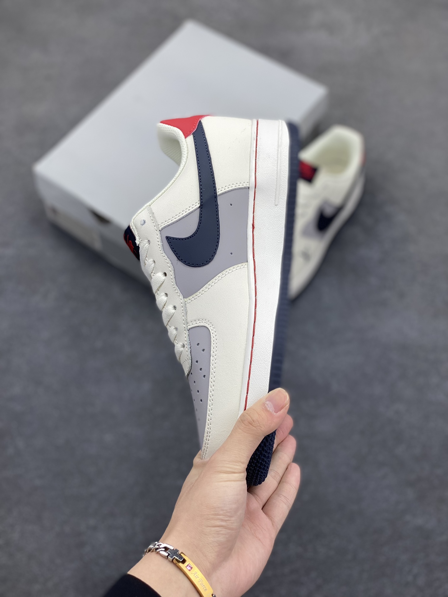 图片[3]-Nike Air Force 1 Low 空军一号低帮百搭休闲运动板鞋。柔软、弹性十足的缓震性能和出色的中底设计，横跨复古与现代的外型结合，造就出风靡全球三十多年的Force 1，直到今天还深受青睐。 货号：HX5123-109 尺码：36 36.5 37.5 38 38.5 39 40 40.5 41 42 42.5 43 44 44.5 45-选品中心