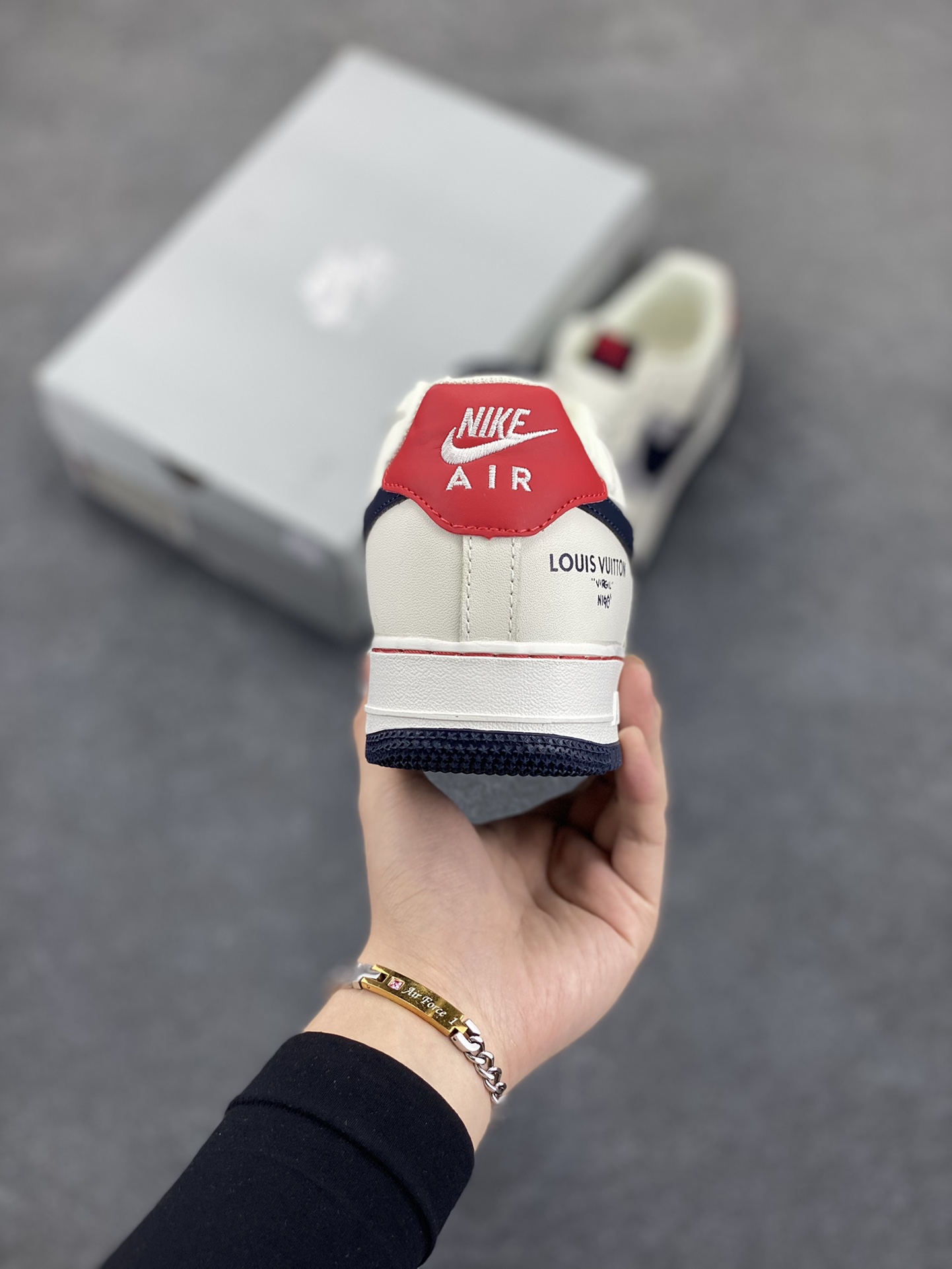 图片[4]-Nike Air Force 1 Low 空军一号低帮百搭休闲运动板鞋。柔软、弹性十足的缓震性能和出色的中底设计，横跨复古与现代的外型结合，造就出风靡全球三十多年的Force 1，直到今天还深受青睐。 货号：HX5123-109 尺码：36 36.5 37.5 38 38.5 39 40 40.5 41 42 42.5 43 44 44.5 45-选品中心