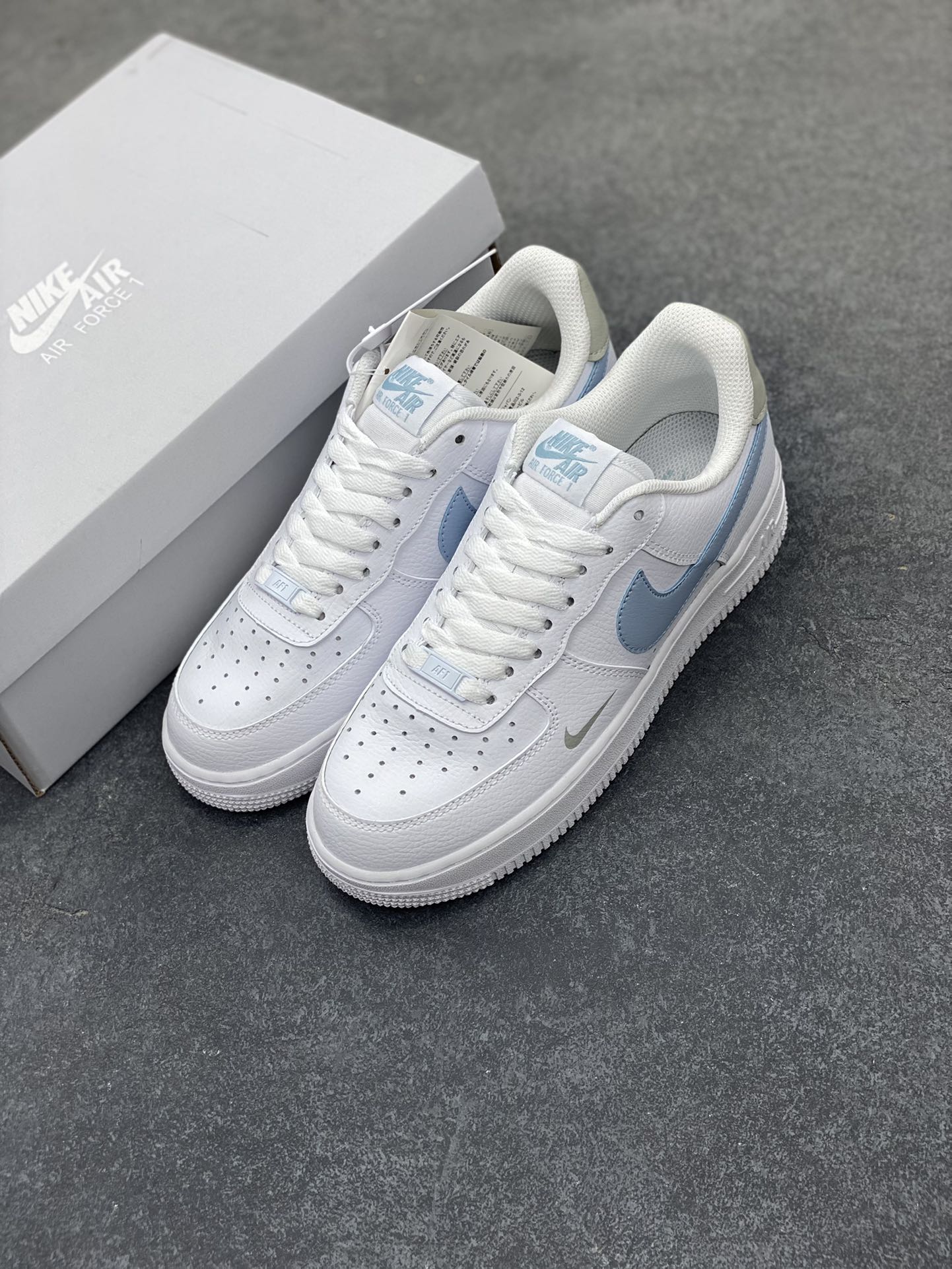 图片[8]-福利特价 无敌性价比🔥 Air Force 1 Nike Low 白蓝灰 原楦头原纸板 打造纯正空军版型 专注外贸渠道 全掌内置蜂窝气垫 #原盒配件 原厂中底钢印、拉帮完美 货号：HF0022-100 尺码：36 36.5 37.5 38 38.5 39 40 40.5 41 42 42.5 43 44 44.5 45-选品中心