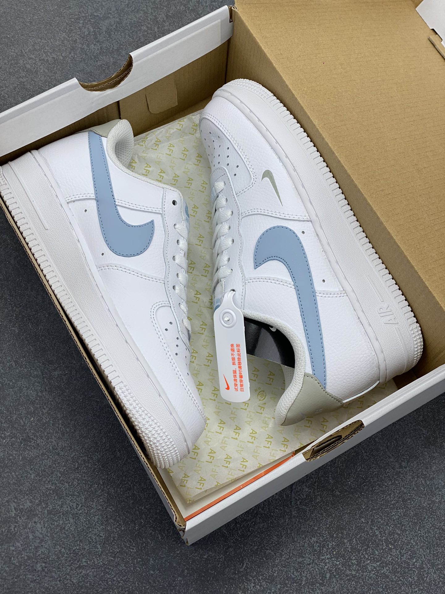 图片[9]-福利特价 无敌性价比🔥 Air Force 1 Nike Low 白蓝灰 原楦头原纸板 打造纯正空军版型 专注外贸渠道 全掌内置蜂窝气垫 #原盒配件 原厂中底钢印、拉帮完美 货号：HF0022-100 尺码：36 36.5 37.5 38 38.5 39 40 40.5 41 42 42.5 43 44 44.5 45-选品中心