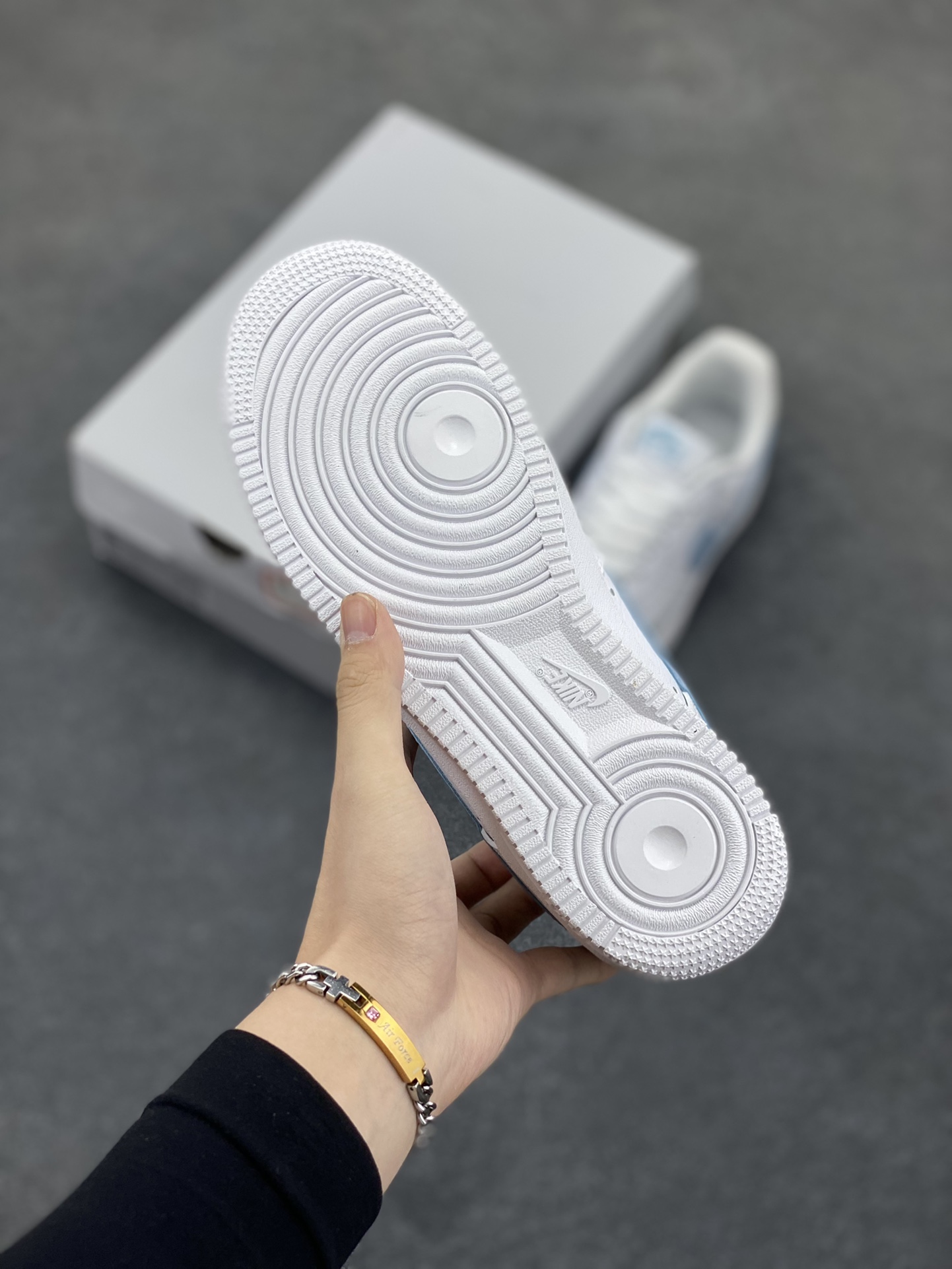 图片[5]-福利特价 无敌性价比🔥 Air Force 1 Nike Low 白蓝灰 原楦头原纸板 打造纯正空军版型 专注外贸渠道 全掌内置蜂窝气垫 #原盒配件 原厂中底钢印、拉帮完美 货号：HF0022-100 尺码：36 36.5 37.5 38 38.5 39 40 40.5 41 42 42.5 43 44 44.5 45-选品中心