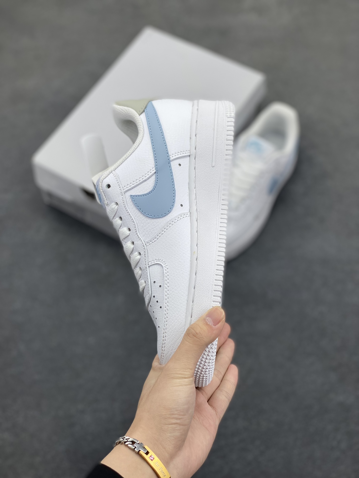 图片[3]-福利特价 无敌性价比🔥 Air Force 1 Nike Low 白蓝灰 原楦头原纸板 打造纯正空军版型 专注外贸渠道 全掌内置蜂窝气垫 #原盒配件 原厂中底钢印、拉帮完美 货号：HF0022-100 尺码：36 36.5 37.5 38 38.5 39 40 40.5 41 42 42.5 43 44 44.5 45-选品中心