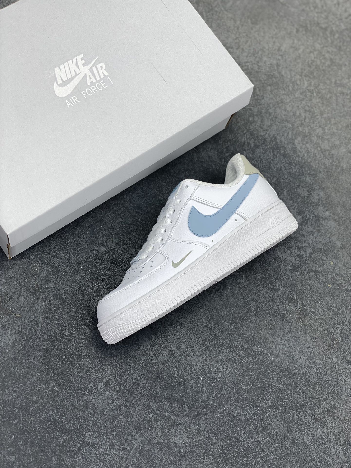 图片[7]-福利特价 无敌性价比🔥 Air Force 1 Nike Low 白蓝灰 原楦头原纸板 打造纯正空军版型 专注外贸渠道 全掌内置蜂窝气垫 #原盒配件 原厂中底钢印、拉帮完美 货号：HF0022-100 尺码：36 36.5 37.5 38 38.5 39 40 40.5 41 42 42.5 43 44 44.5 45-选品中心