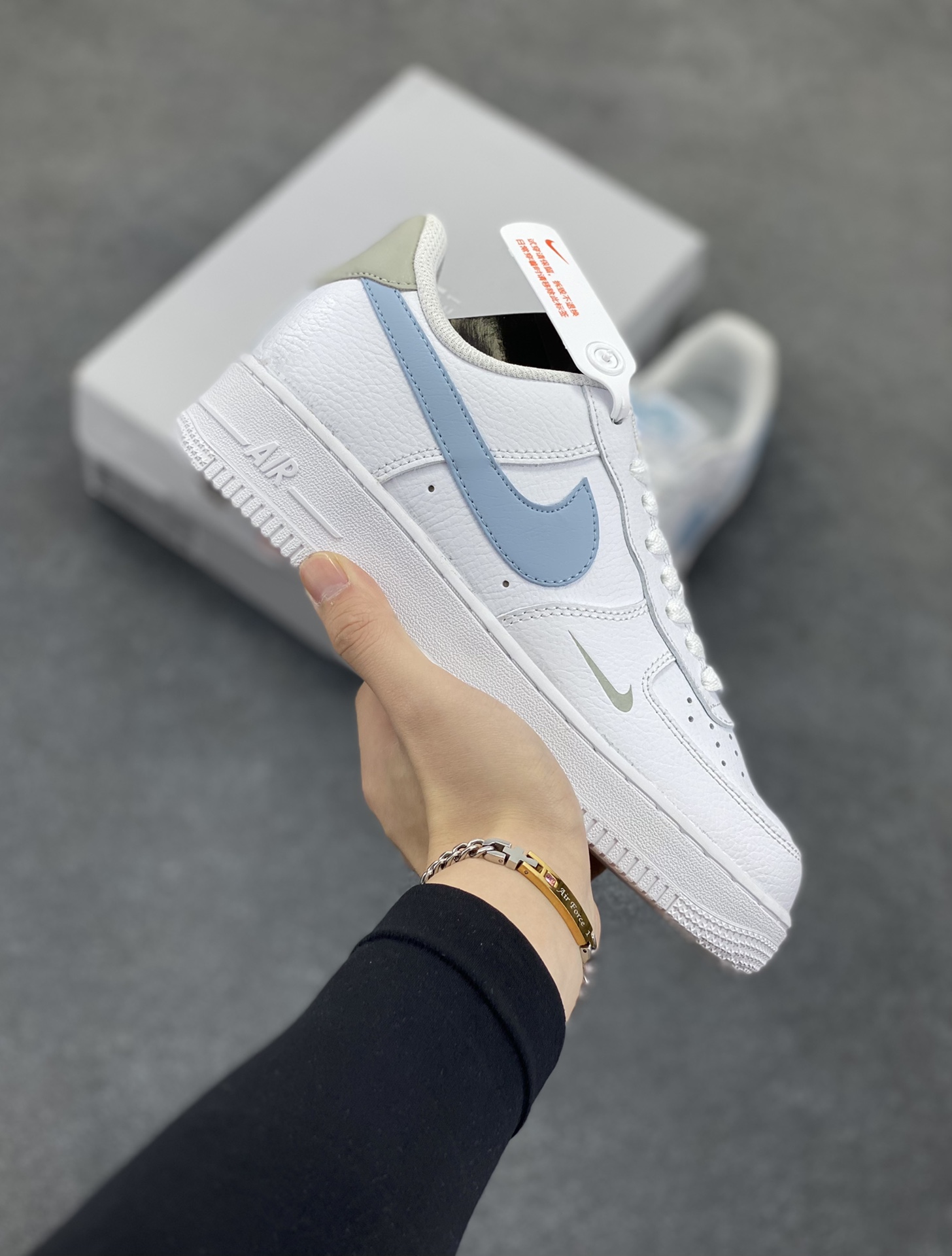 福利特价 无敌性价比🔥 Air Force 1 Nike Low 白蓝灰 原楦头原纸板 打造纯正空军版型 专注外贸渠道 全掌内置蜂窝气垫 #原盒配件 原厂中底钢印、拉帮完美 货号:HF0022-100 尺码:36 36.5 37.5 38 38.5 39 40 40.5 41 42 42.5 43 44 44.5 45-选品中心