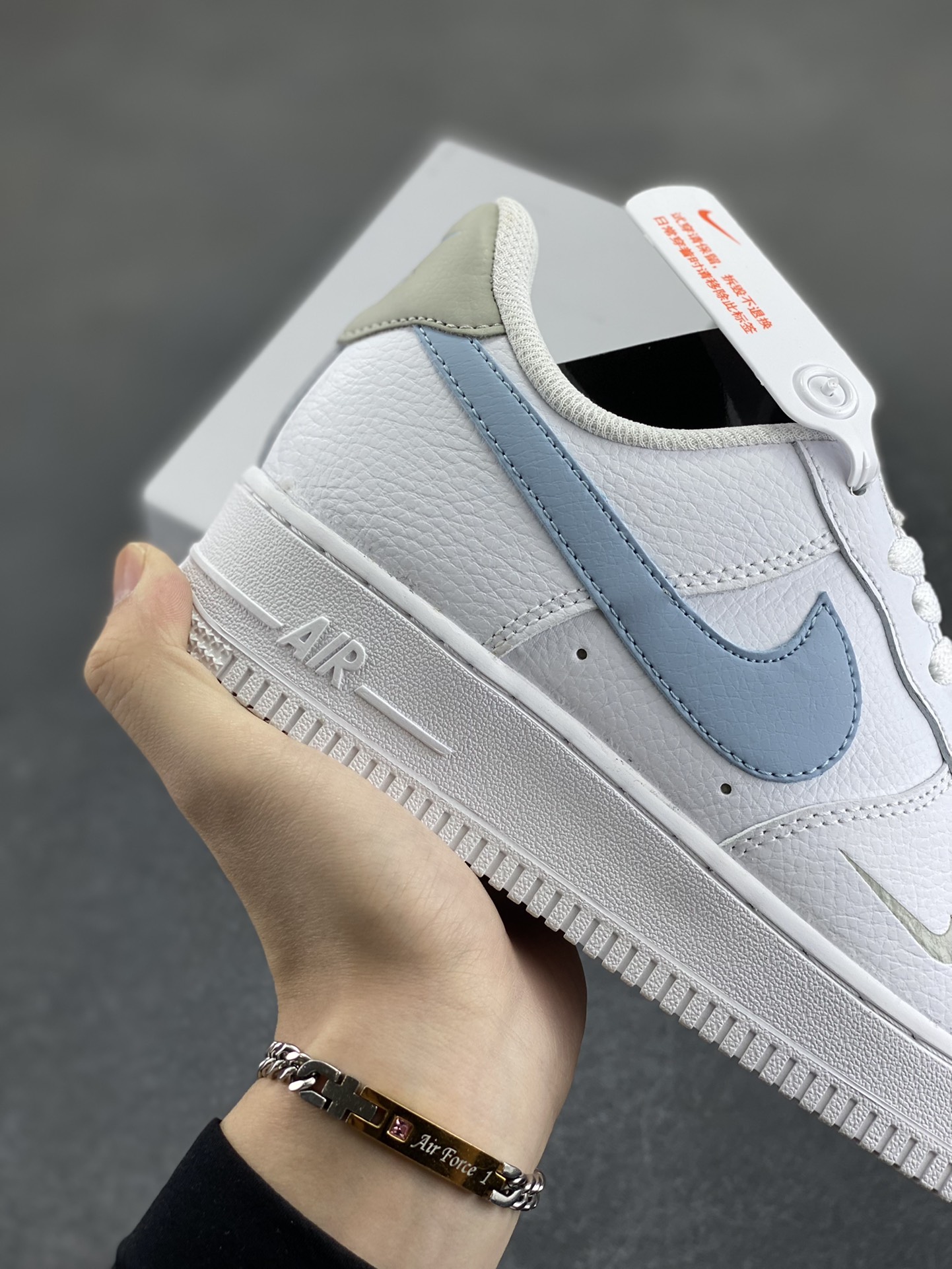 图片[6]-福利特价 无敌性价比🔥 Air Force 1 Nike Low 白蓝灰 原楦头原纸板 打造纯正空军版型 专注外贸渠道 全掌内置蜂窝气垫 #原盒配件 原厂中底钢印、拉帮完美 货号：HF0022-100 尺码：36 36.5 37.5 38 38.5 39 40 40.5 41 42 42.5 43 44 44.5 45-选品中心