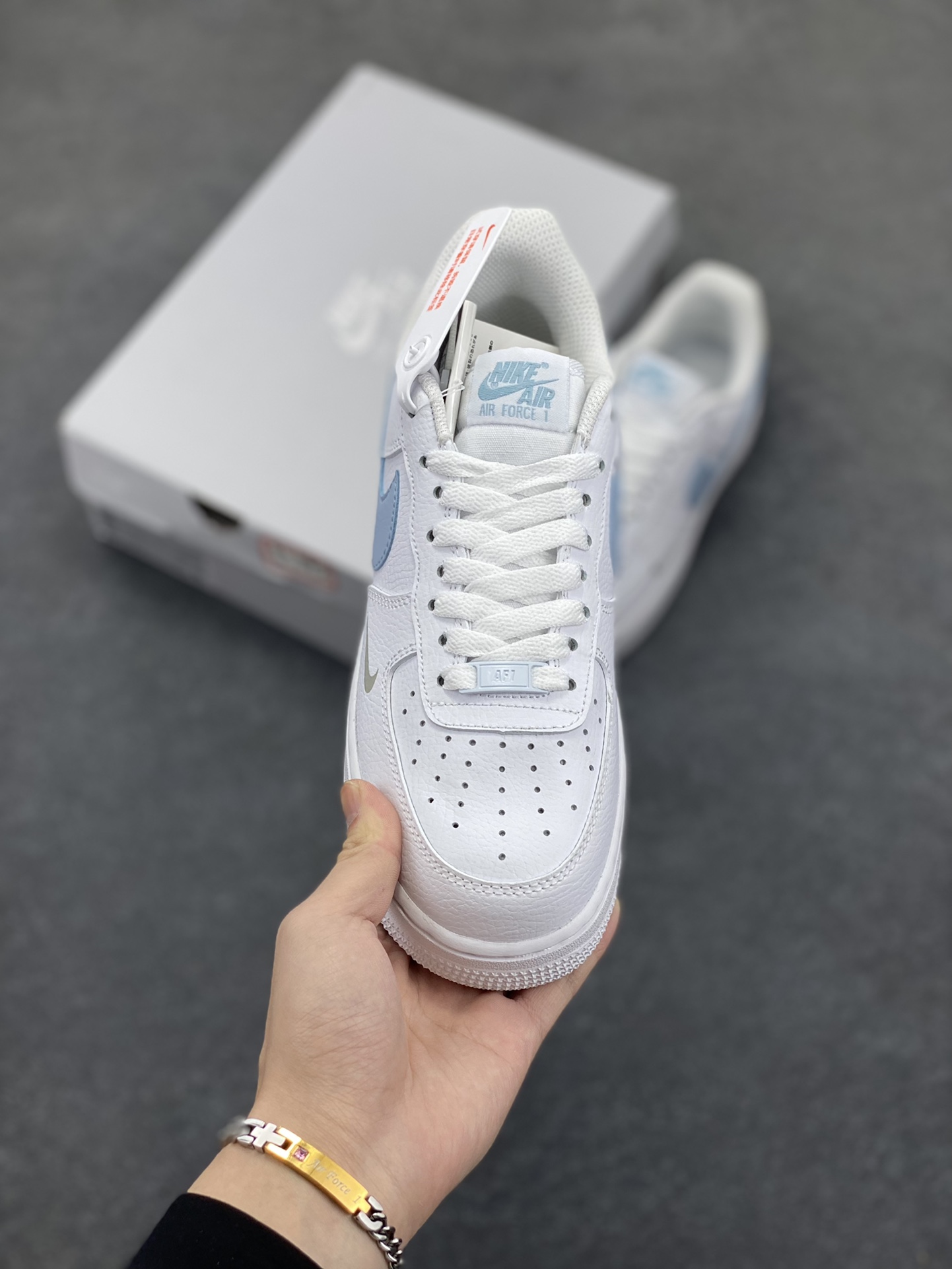 图片[2]-福利特价 无敌性价比🔥 Air Force 1 Nike Low 白蓝灰 原楦头原纸板 打造纯正空军版型 专注外贸渠道 全掌内置蜂窝气垫 #原盒配件 原厂中底钢印、拉帮完美 货号：HF0022-100 尺码：36 36.5 37.5 38 38.5 39 40 40.5 41 42 42.5 43 44 44.5 45-选品中心