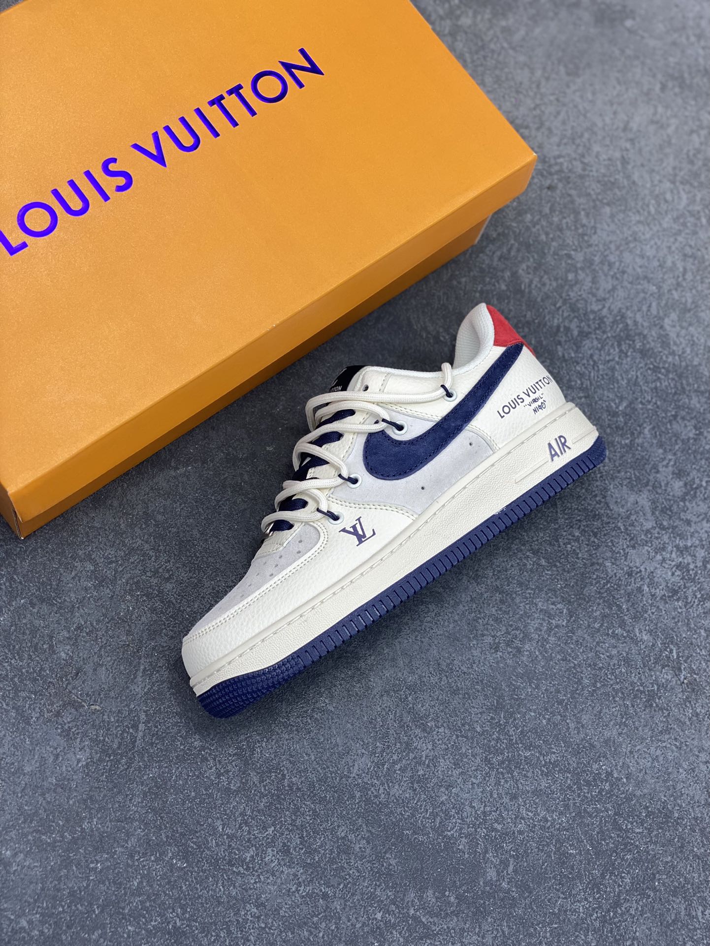 图片[7]-NIke Air Force 1 \’07 Low “LV联名——蓝勾抽绳”空军一号 低帮 运动鞋 休闲鞋 折边针车 工艺难度大 原楦头原纸板 原装鞋盒 定制五金配件 内置全掌气垫 原厂鞋底 货号：DM6868-083 尺码：36 36.5 37.5 38 38.5 39 40 40.5 41 42 42.5 43 44 44.5 45-选品中心