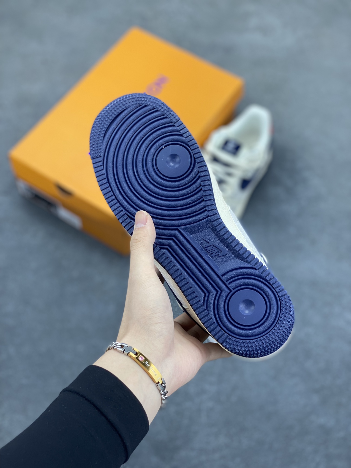 图片[5]-NIke Air Force 1 \’07 Low “LV联名——蓝勾抽绳”空军一号 低帮 运动鞋 休闲鞋 折边针车 工艺难度大 原楦头原纸板 原装鞋盒 定制五金配件 内置全掌气垫 原厂鞋底 货号：DM6868-083 尺码：36 36.5 37.5 38 38.5 39 40 40.5 41 42 42.5 43 44 44.5 45-选品中心