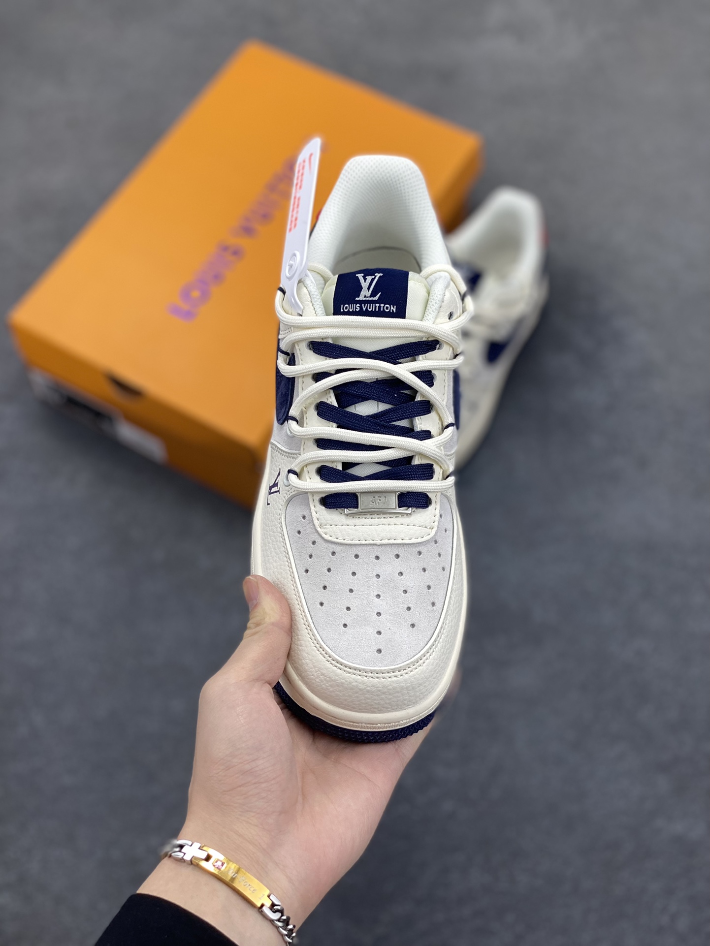 图片[2]-NIke Air Force 1 \’07 Low “LV联名——蓝勾抽绳”空军一号 低帮 运动鞋 休闲鞋 折边针车 工艺难度大 原楦头原纸板 原装鞋盒 定制五金配件 内置全掌气垫 原厂鞋底 货号：DM6868-083 尺码：36 36.5 37.5 38 38.5 39 40 40.5 41 42 42.5 43 44 44.5 45-选品中心