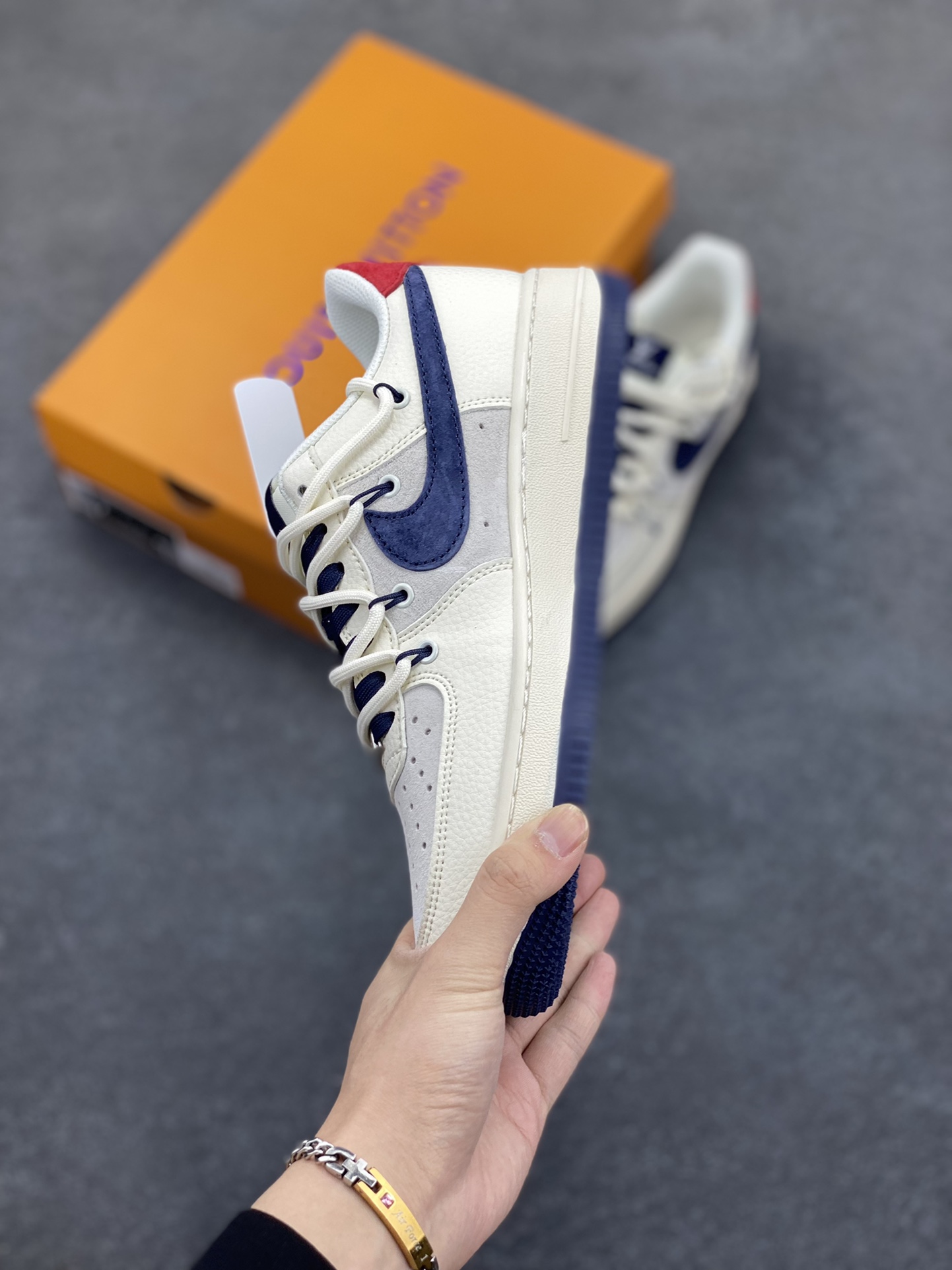 图片[3]-NIke Air Force 1 \’07 Low “LV联名——蓝勾抽绳”空军一号 低帮 运动鞋 休闲鞋 折边针车 工艺难度大 原楦头原纸板 原装鞋盒 定制五金配件 内置全掌气垫 原厂鞋底 货号：DM6868-083 尺码：36 36.5 37.5 38 38.5 39 40 40.5 41 42 42.5 43 44 44.5 45-选品中心