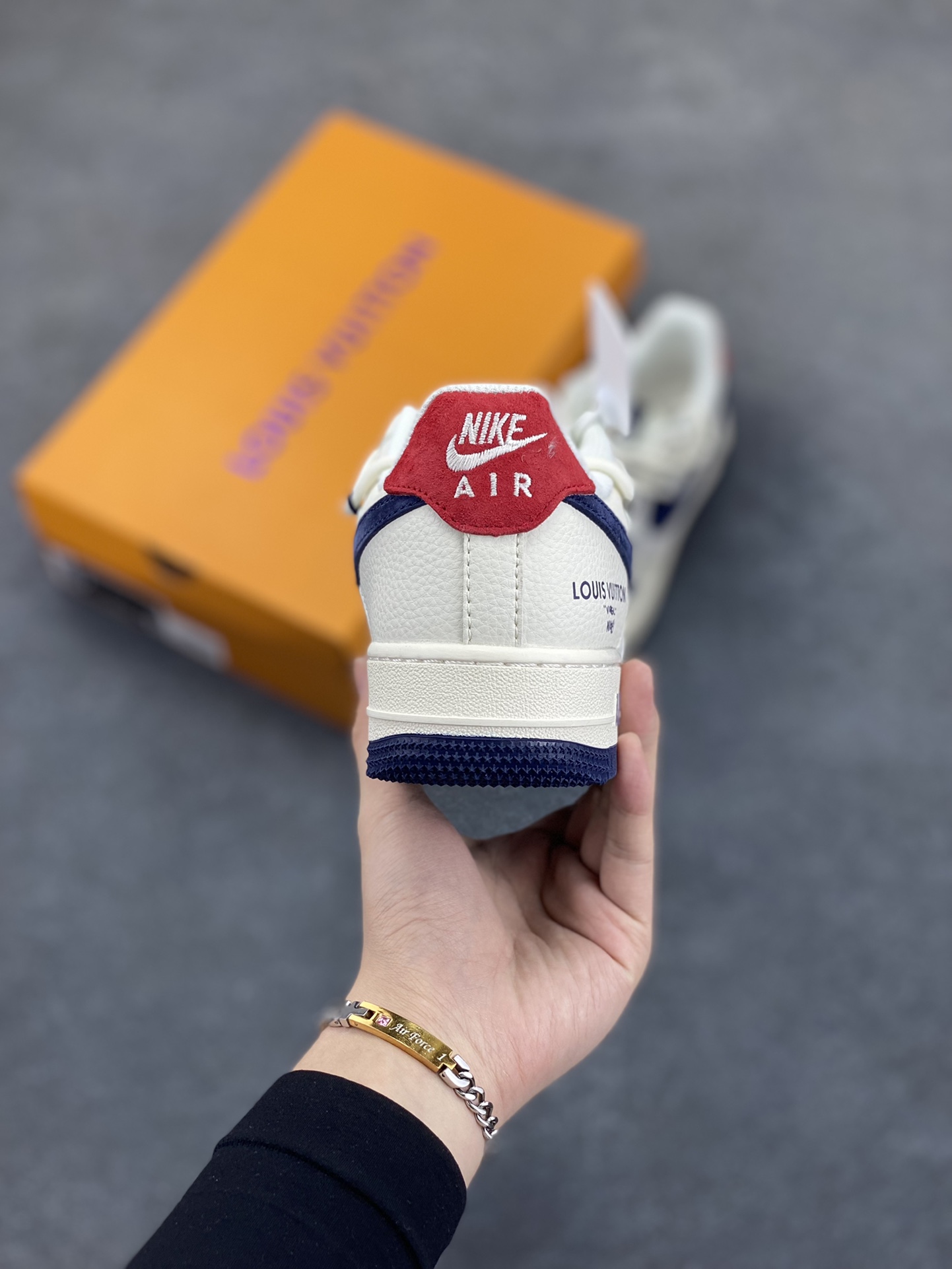 图片[4]-NIke Air Force 1 \’07 Low “LV联名——蓝勾抽绳”空军一号 低帮 运动鞋 休闲鞋 折边针车 工艺难度大 原楦头原纸板 原装鞋盒 定制五金配件 内置全掌气垫 原厂鞋底 货号：DM6868-083 尺码：36 36.5 37.5 38 38.5 39 40 40.5 41 42 42.5 43 44 44.5 45-选品中心