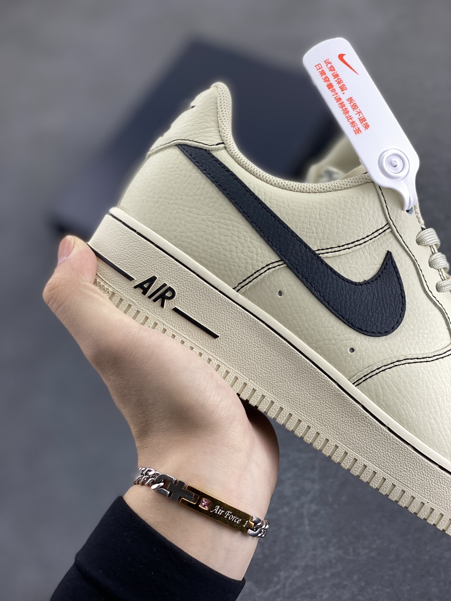 图片[6]-Nike Air Force 1 Low 白黑 原楦头原纸板 打造纯正空军版型 专注外贸渠道 全掌内置蜂窝气垫 原盒配件 原厂中底钢印、拉帮完美 货号：HQ2037-200 尺码：36 36.5 37.5 38 38.5 39 40 40.5 41 42 42.5 43 44 44.5 45-选品中心