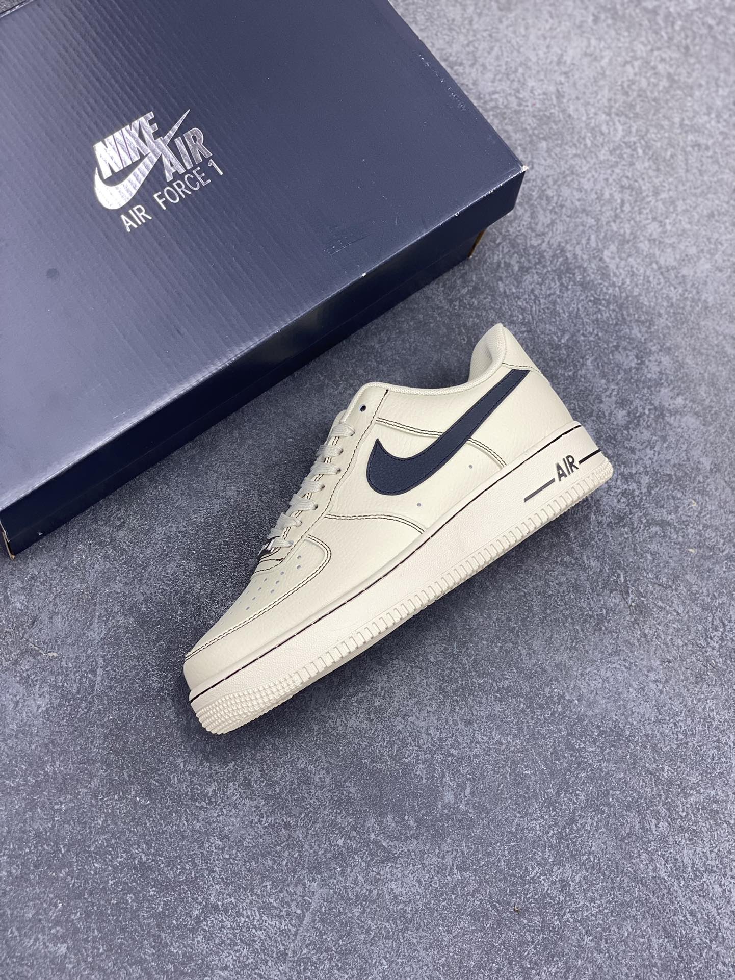 图片[7]-Nike Air Force 1 Low 白黑 原楦头原纸板 打造纯正空军版型 专注外贸渠道 全掌内置蜂窝气垫 原盒配件 原厂中底钢印、拉帮完美 货号：HQ2037-200 尺码：36 36.5 37.5 38 38.5 39 40 40.5 41 42 42.5 43 44 44.5 45-选品中心