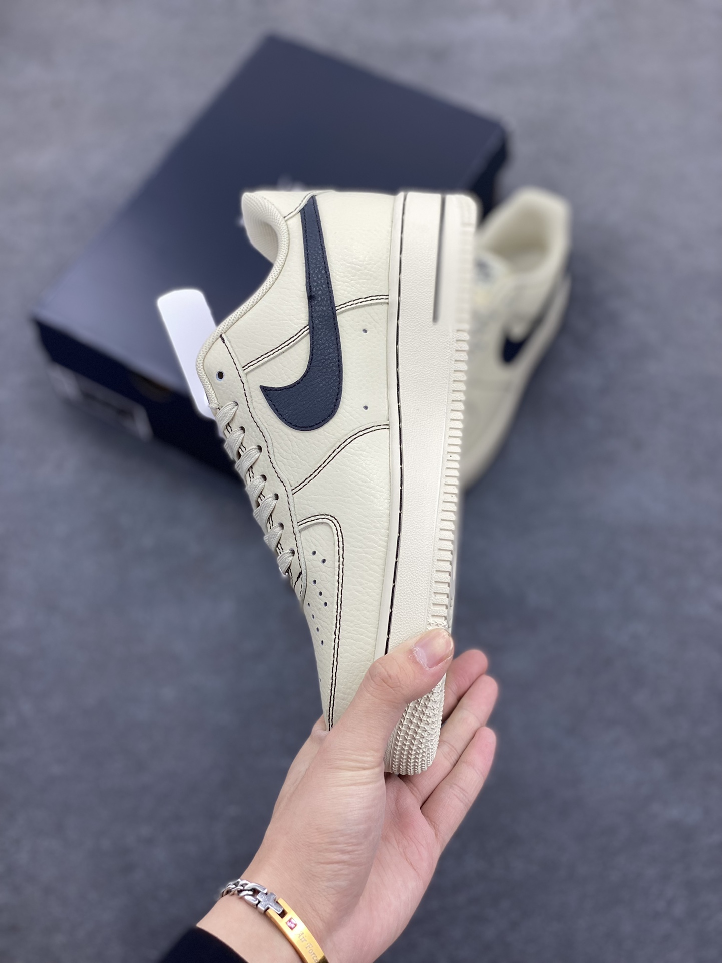 图片[3]-Nike Air Force 1 Low 白黑 原楦头原纸板 打造纯正空军版型 专注外贸渠道 全掌内置蜂窝气垫 原盒配件 原厂中底钢印、拉帮完美 货号：HQ2037-200 尺码：36 36.5 37.5 38 38.5 39 40 40.5 41 42 42.5 43 44 44.5 45-选品中心