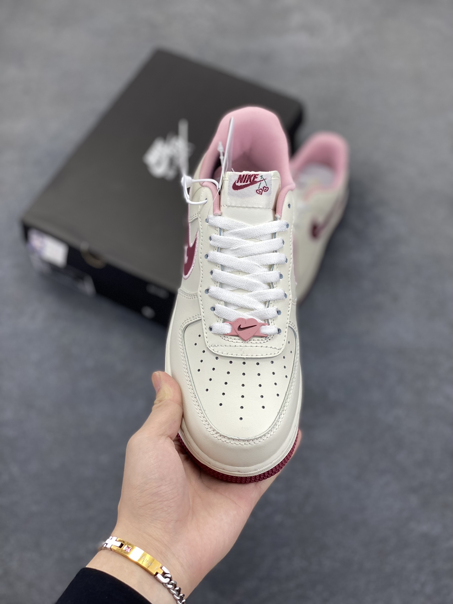 图片[2]-福利特价 Nk Air Force 1\’07 Low \”Valentine\’s Day\” 樱桃味 情人节限定 空军一号低帮休闲板鞋 #鞋款采用sail、粉色和红色配色，在鞋身各个部位饰有心形细节。心形樱桃应该是2023年的全新心形设计，挂在Swoosh 的尾部，在鞋舌logo和鞋垫上重复出现。 货号：FD4616-161 尺码：36 36.5 37.5 38 38.5 39 40 40.5 41 42 42.5 43 44 44.5 45-选品中心