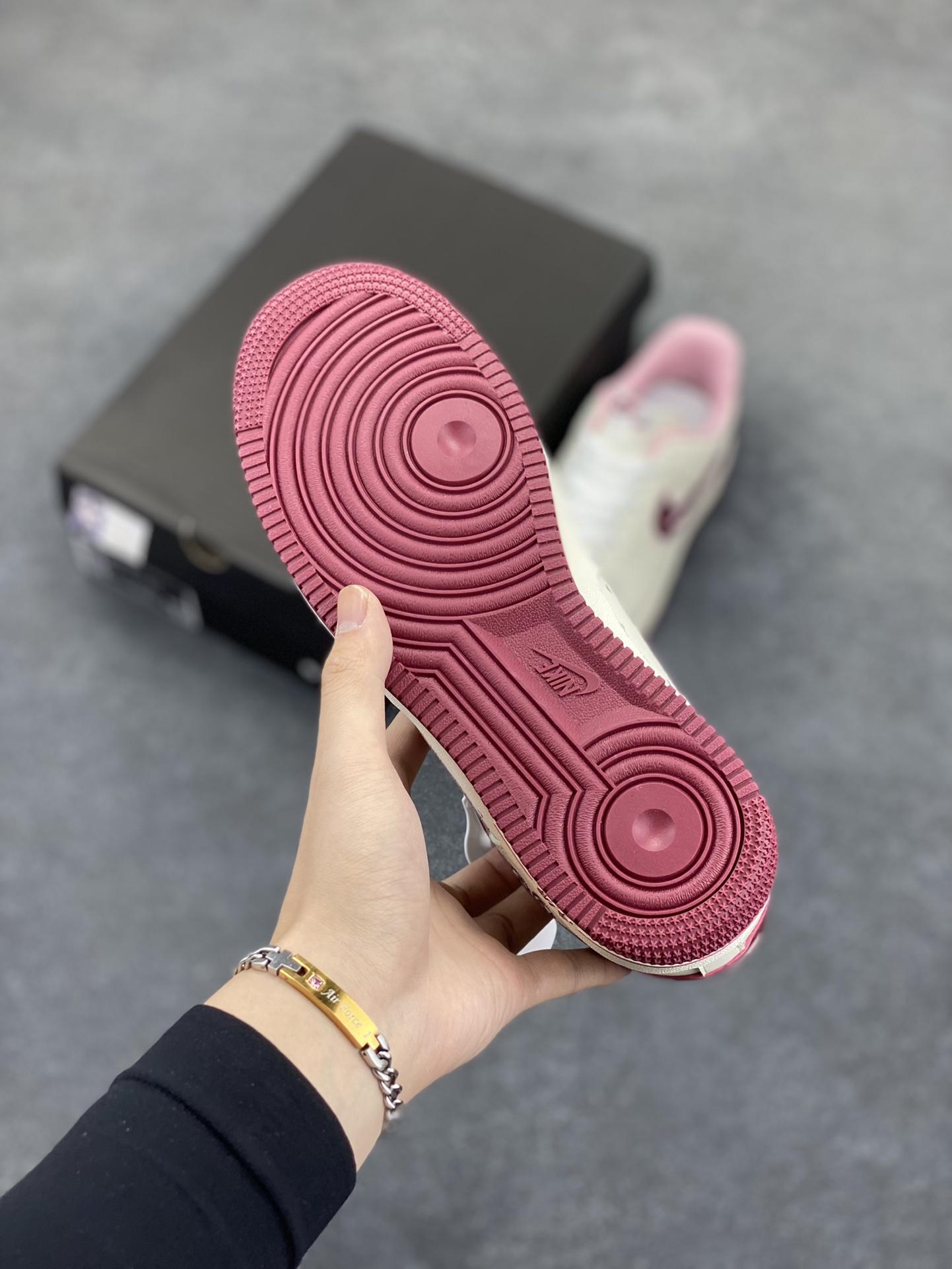 图片[5]-福利特价 Nk Air Force 1\’07 Low \”Valentine\’s Day\” 樱桃味 情人节限定 空军一号低帮休闲板鞋 #鞋款采用sail、粉色和红色配色，在鞋身各个部位饰有心形细节。心形樱桃应该是2023年的全新心形设计，挂在Swoosh 的尾部，在鞋舌logo和鞋垫上重复出现。 货号：FD4616-161 尺码：36 36.5 37.5 38 38.5 39 40 40.5 41 42 42.5 43 44 44.5 45-选品中心