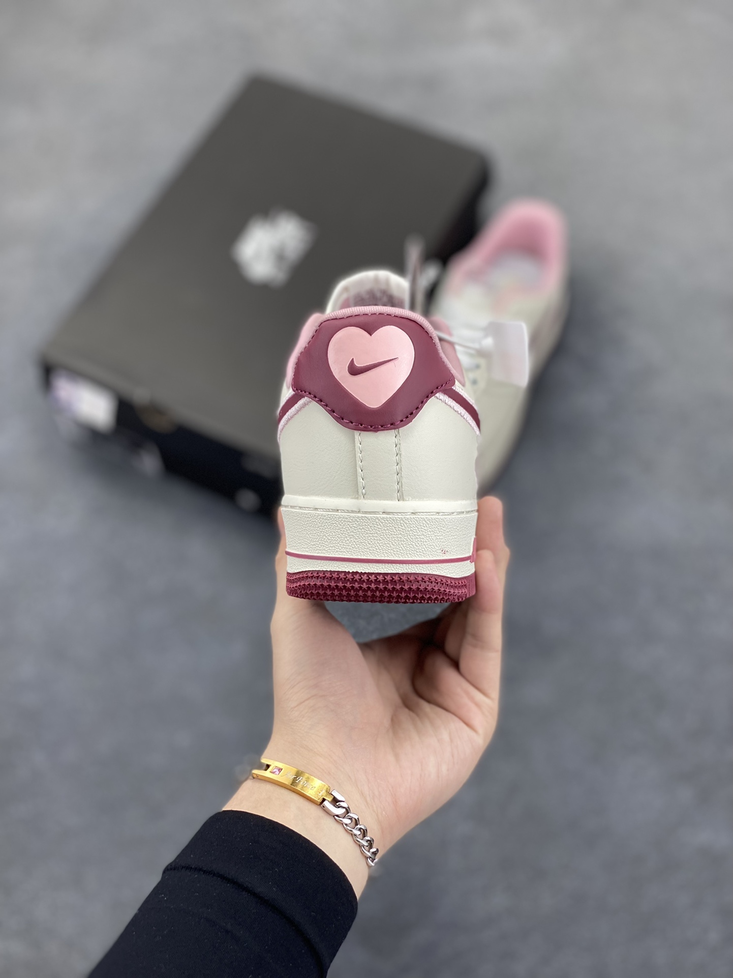 图片[4]-福利特价 Nk Air Force 1\’07 Low \”Valentine\’s Day\” 樱桃味 情人节限定 空军一号低帮休闲板鞋 #鞋款采用sail、粉色和红色配色，在鞋身各个部位饰有心形细节。心形樱桃应该是2023年的全新心形设计，挂在Swoosh 的尾部，在鞋舌logo和鞋垫上重复出现。 货号：FD4616-161 尺码：36 36.5 37.5 38 38.5 39 40 40.5 41 42 42.5 43 44 44.5 45-选品中心