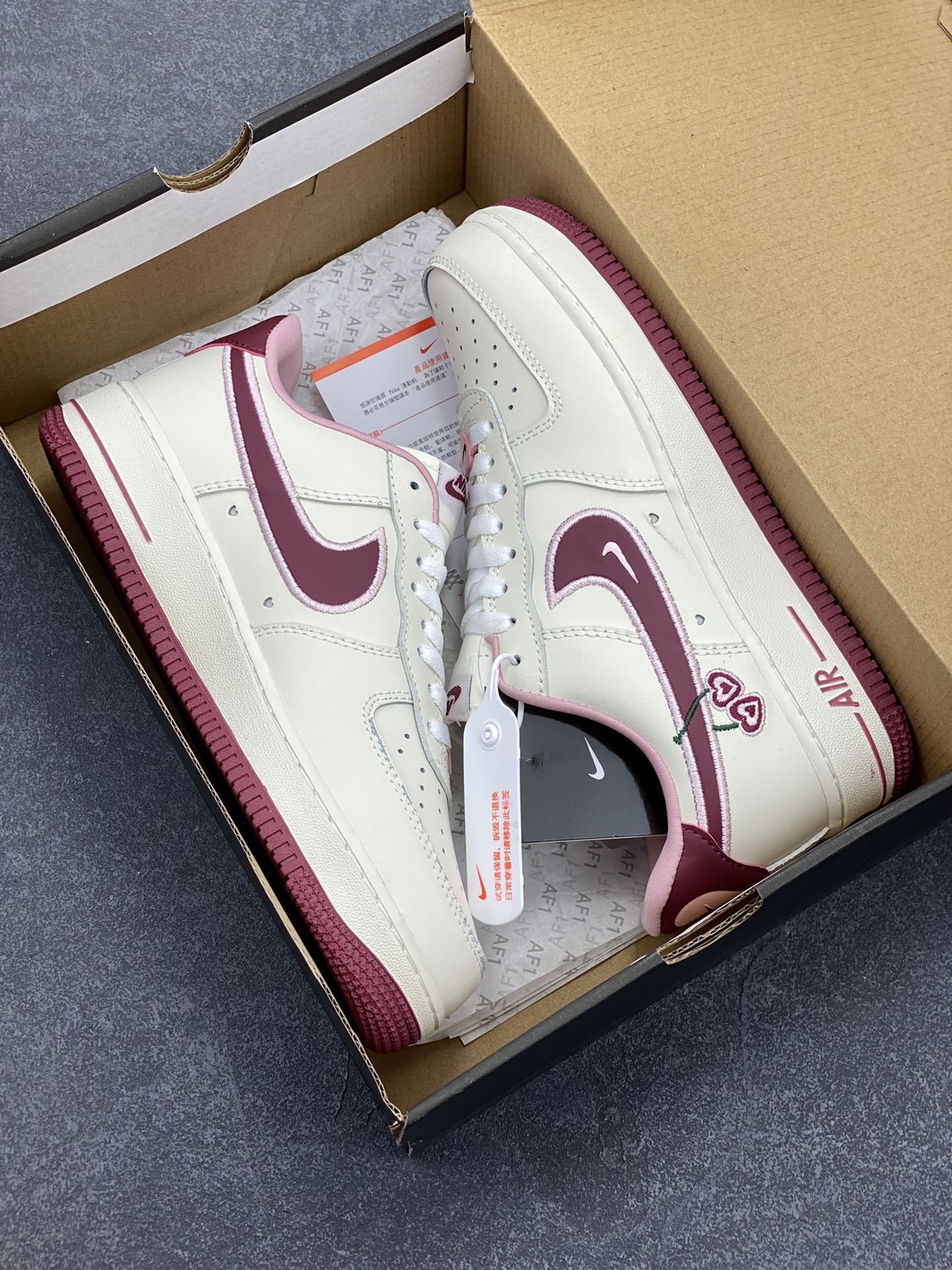 图片[9]-福利特价 Nk Air Force 1\’07 Low \”Valentine\’s Day\” 樱桃味 情人节限定 空军一号低帮休闲板鞋 #鞋款采用sail、粉色和红色配色，在鞋身各个部位饰有心形细节。心形樱桃应该是2023年的全新心形设计，挂在Swoosh 的尾部，在鞋舌logo和鞋垫上重复出现。 货号：FD4616-161 尺码：36 36.5 37.5 38 38.5 39 40 40.5 41 42 42.5 43 44 44.5 45-选品中心