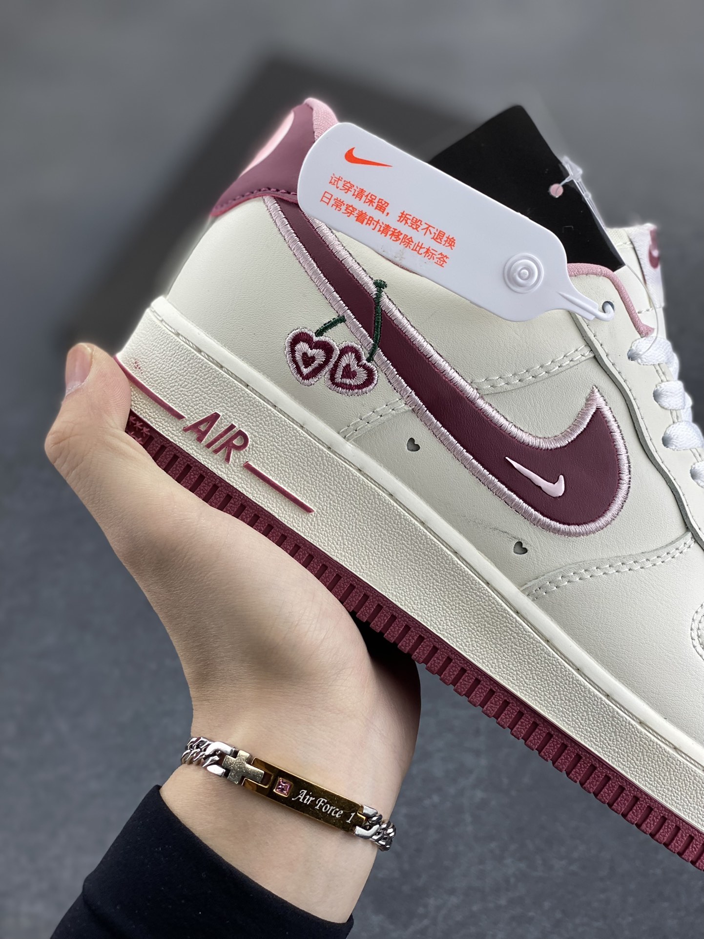 图片[6]-福利特价 Nk Air Force 1\’07 Low \”Valentine\’s Day\” 樱桃味 情人节限定 空军一号低帮休闲板鞋 #鞋款采用sail、粉色和红色配色，在鞋身各个部位饰有心形细节。心形樱桃应该是2023年的全新心形设计，挂在Swoosh 的尾部，在鞋舌logo和鞋垫上重复出现。 货号：FD4616-161 尺码：36 36.5 37.5 38 38.5 39 40 40.5 41 42 42.5 43 44 44.5 45-选品中心