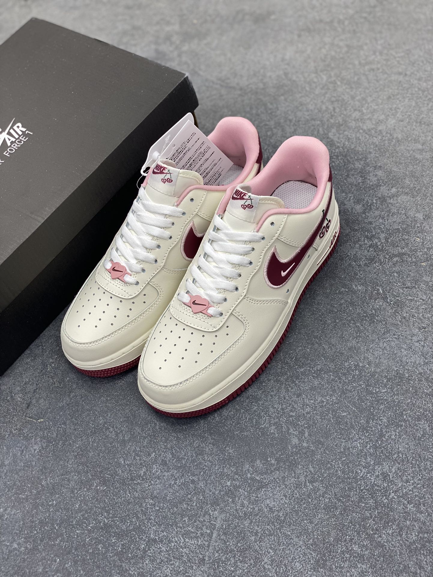 图片[8]-福利特价 Nk Air Force 1\’07 Low \”Valentine\’s Day\” 樱桃味 情人节限定 空军一号低帮休闲板鞋 #鞋款采用sail、粉色和红色配色，在鞋身各个部位饰有心形细节。心形樱桃应该是2023年的全新心形设计，挂在Swoosh 的尾部，在鞋舌logo和鞋垫上重复出现。 货号：FD4616-161 尺码：36 36.5 37.5 38 38.5 39 40 40.5 41 42 42.5 43 44 44.5 45-选品中心