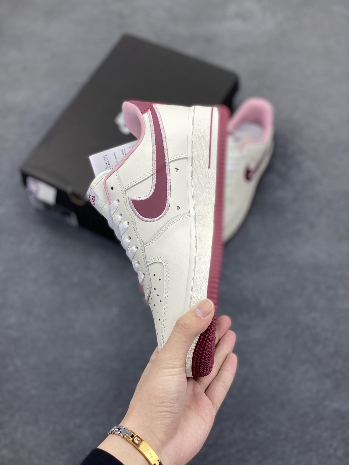图片[3]-福利特价 Nk Air Force 1\’07 Low \”Valentine\’s Day\” 樱桃味 情人节限定 空军一号低帮休闲板鞋 #鞋款采用sail、粉色和红色配色，在鞋身各个部位饰有心形细节。心形樱桃应该是2023年的全新心形设计，挂在Swoosh 的尾部，在鞋舌logo和鞋垫上重复出现。 货号：FD4616-161 尺码：36 36.5 37.5 38 38.5 39 40 40.5 41 42 42.5 43 44 44.5 45-选品中心